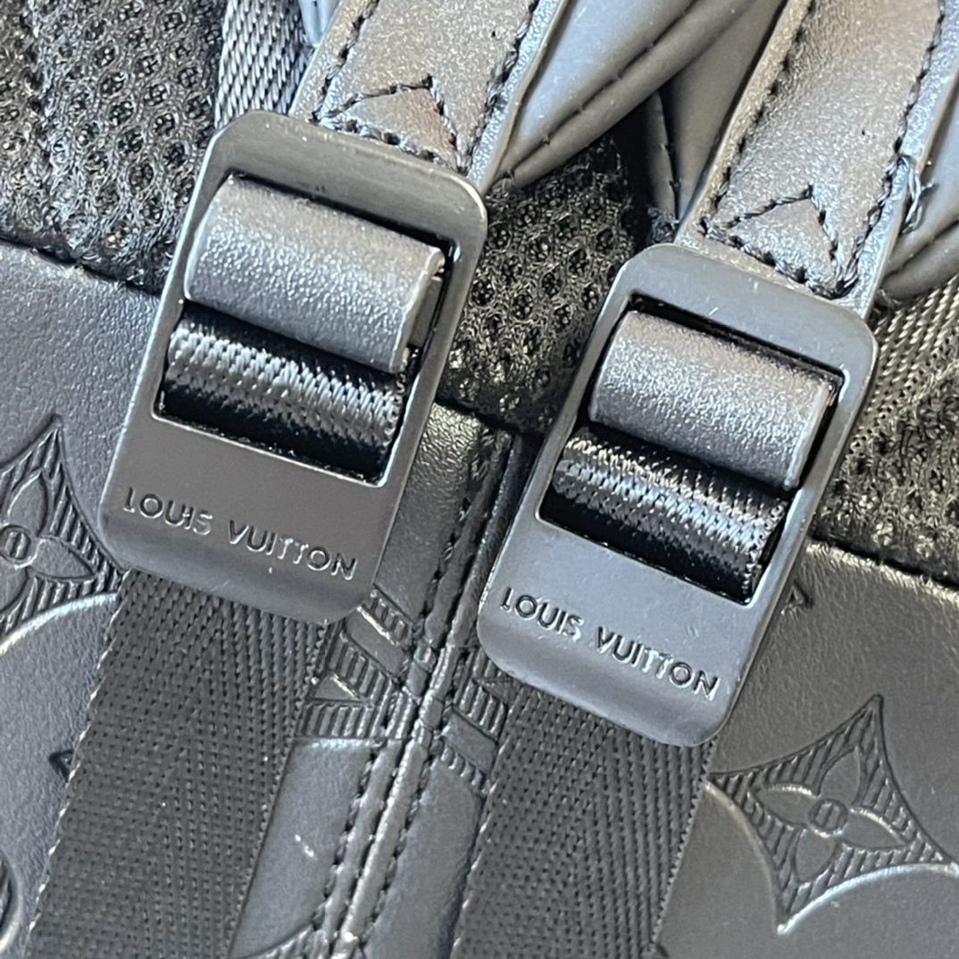 升级版 240 M44727 Sprinter 双包肩以柔软的 Monogram Shadow 牛铺皮陈底色，微浮微现 Monogram 压纹，轻巧勾简勒约线条，配有光哑金属件。内贴袋可有收序纳随行所需。尺寸：32.0 x 40.0 x 20.0 cm