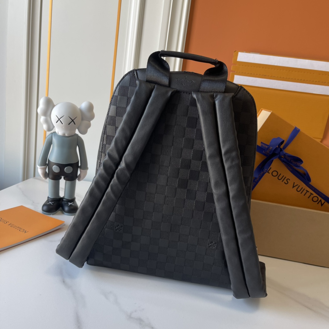 升级版 260 M40094 压格 CAMPUS 双肩包本款 Campus 双肩包的 Damier Infini 牛皮呈现银色光泽，品牌经典 Damier 棋盘格以压纹质感重新演绎。银色拉链聚焦视线，多内袋及外侧拉链隔层设计契合实用主义。30.0 x 39.0 x 13.0 cm (长 x 高 x 宽) Damier Infini Onyx Silver 牛皮牛皮饰边织物内衬银色金属件可调节皮质肩带顶部手柄拉链开合外侧拉链隔层双贴袋双内袋内贴袋收起