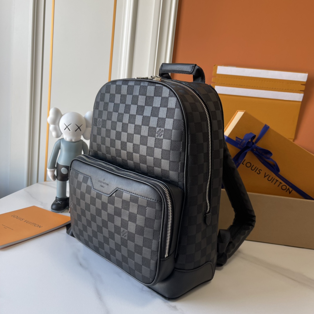 升级版 260 M40094 压格 CAMPUS 双肩包本款 Campus 双肩包的 Damier Infini 牛皮呈现银色光泽，品牌经典 Damier 棋盘格以压纹质感重新演绎。银色拉链聚焦视线，多内袋及外侧拉链隔层设计契合实用主义。30.0 x 39.0 x 13.0 cm (长 x 高 x 宽) Damier Infini Onyx Silver 牛皮牛皮饰边织物内衬银色金属件可调节皮质肩带顶部手柄拉链开合外侧拉链隔层双贴袋双内袋内贴袋收起