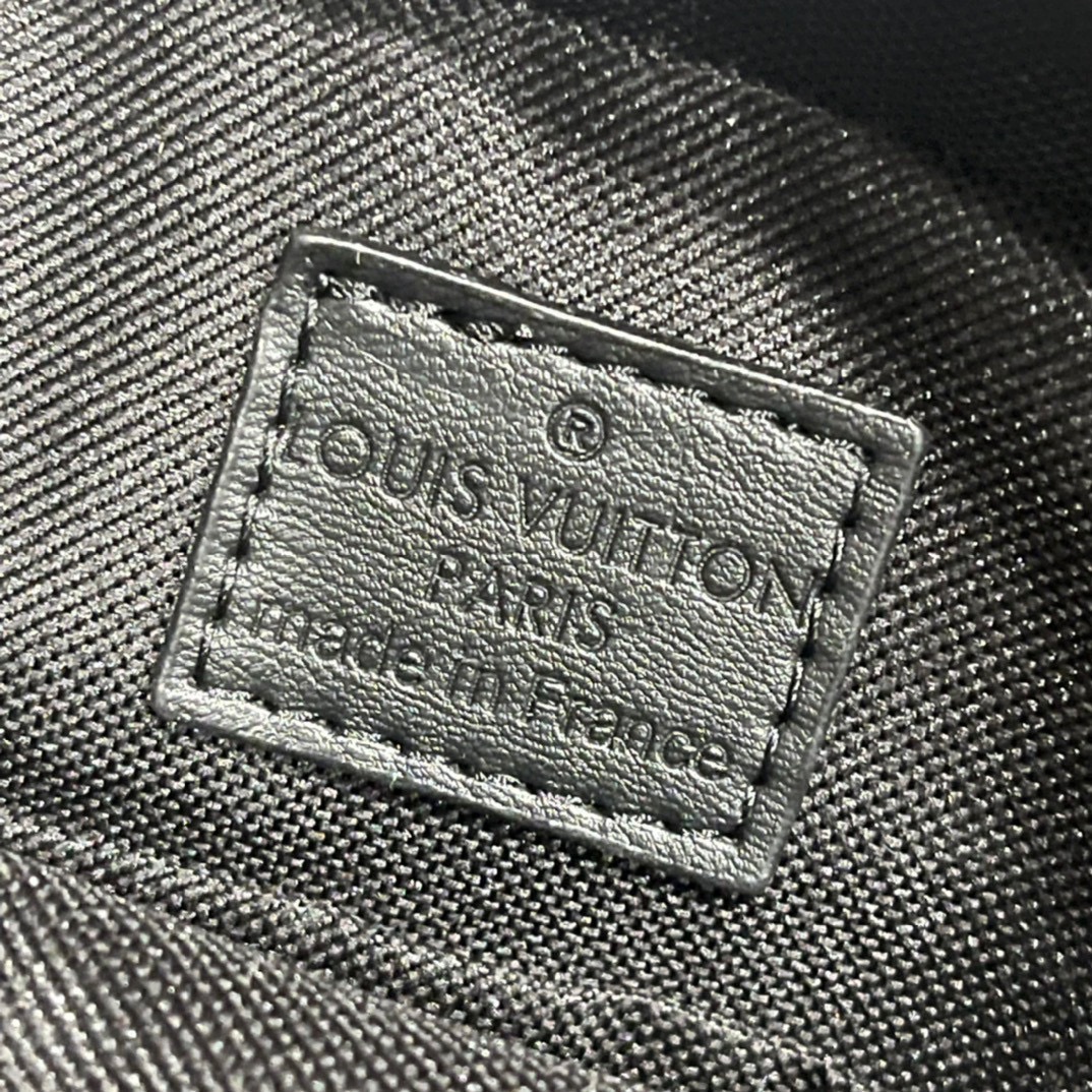 升级版 260 M40094 压格 CAMPUS 双肩包本款 Campus 双肩包的 Damier Infini 牛皮呈现银色光泽，品牌经典 Damier 棋盘格以压纹质感重新演绎。银色拉链聚焦视线，多内袋及外侧拉链隔层设计契合实用主义。30.0 x 39.0 x 13.0 cm (长 x 高 x 宽) Damier Infini Onyx Silver 牛皮牛皮饰边织物内衬银色金属件可调节皮质肩带顶部手柄拉链开合外侧拉链隔层双贴袋双内袋内贴袋收起