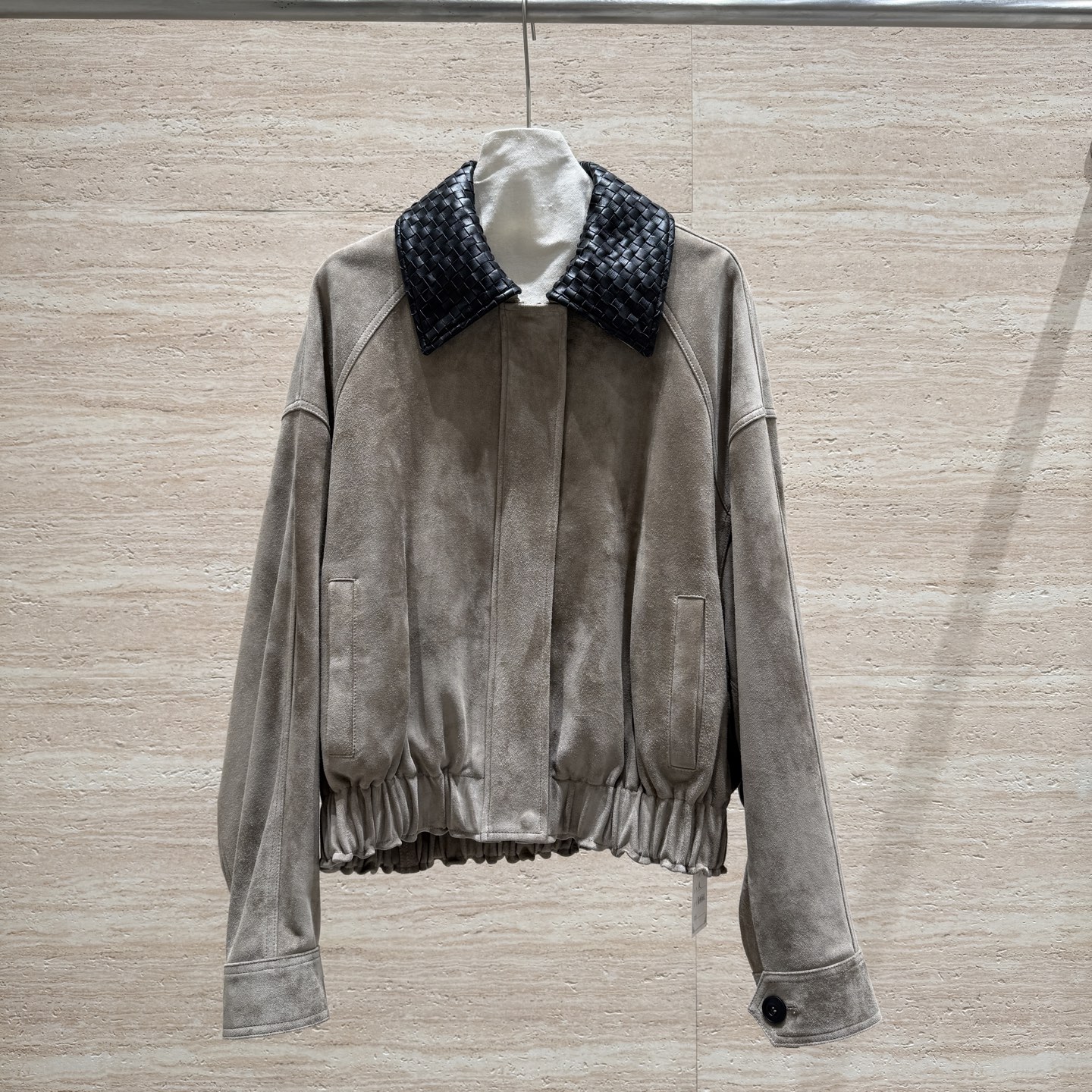 NO:714354,Bot*ega veneta25's new early autumn product, Bahn style fashionable wear, customized deerskin velvet, same style for men and women!  Customized imported suede lambskin!  Detachable design of woven collar·Visible detail quality·Superb upper body texture Size 36.38.40·42, Bottega Veneta-clothing,bottega veneta,sheepskin,chamois leather,19860909Bot*ega veneta25早秋新品 巴恩风时髦穿搭定制鹿皮绒男女同款！定制进口麂皮绒小羊皮！编织领可拆卸设计·细节品质看得见·上身质感超顶的 尺码36.38.40·42,葆蝶家-服装,bottega veneta,sheepskin,chamois leather,,Women's clothing