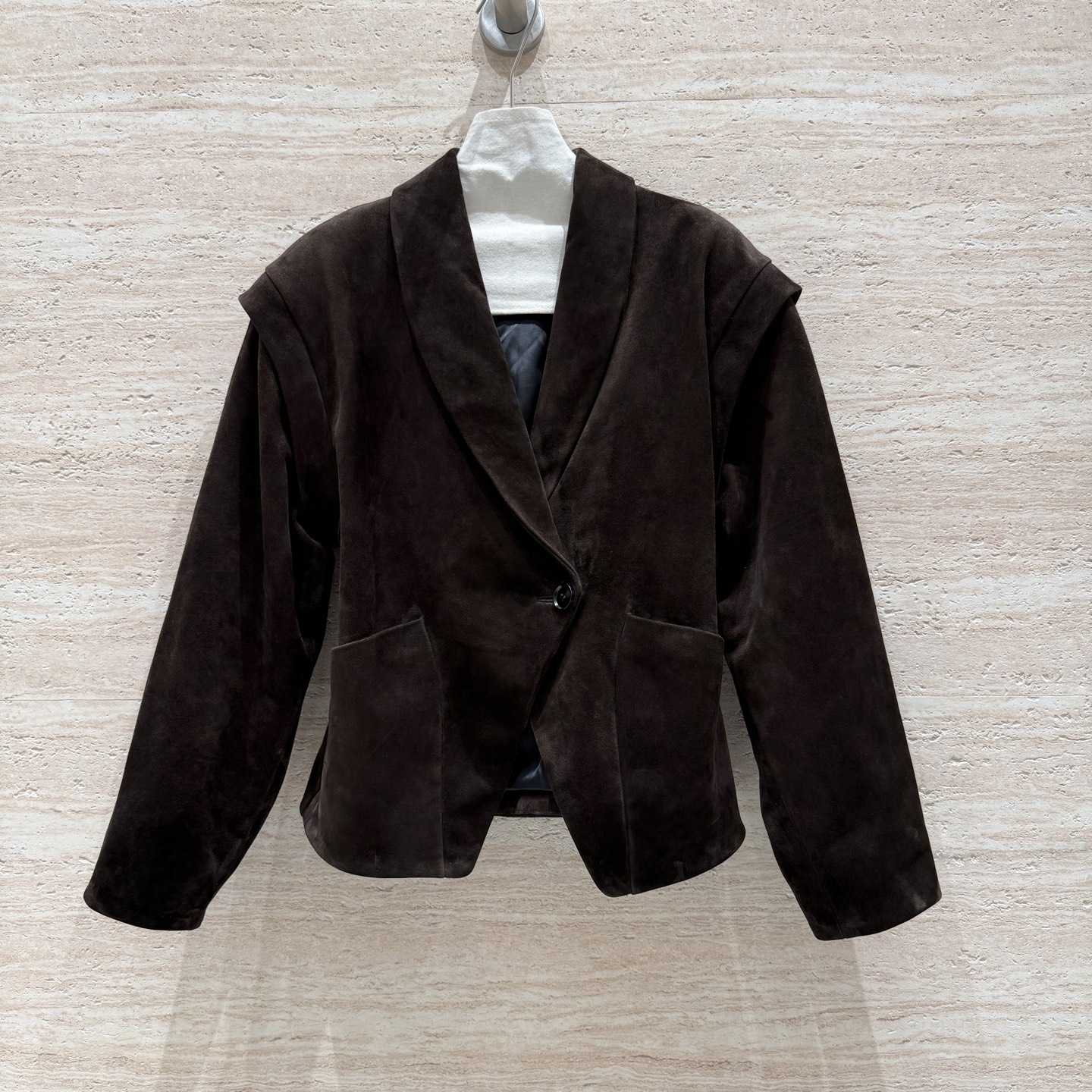 NO:775327,Therow's new American British style hee suit collar small jacket, 100% imported Kenyan suede goatskin, designer style is super correct, refuses to match clothes, a must-have for beautiful women when going out, fashionable and comfortable, texture details are both online. Size 36.38.40.42, women's clothing, jackets & coats, business suit, sheepskin,19860909Therow新款美式英伦风嘻嘻西装领小外套,百分百进口肯尼亚反绒山羊皮,设计师款版型超正,拒绝撞衫,靓女出街必备,时髦又舒适,质感细节双在线 尺码36.38.40.42,女装,jackets & coats,business suit,sheepskin,,Women's clothing