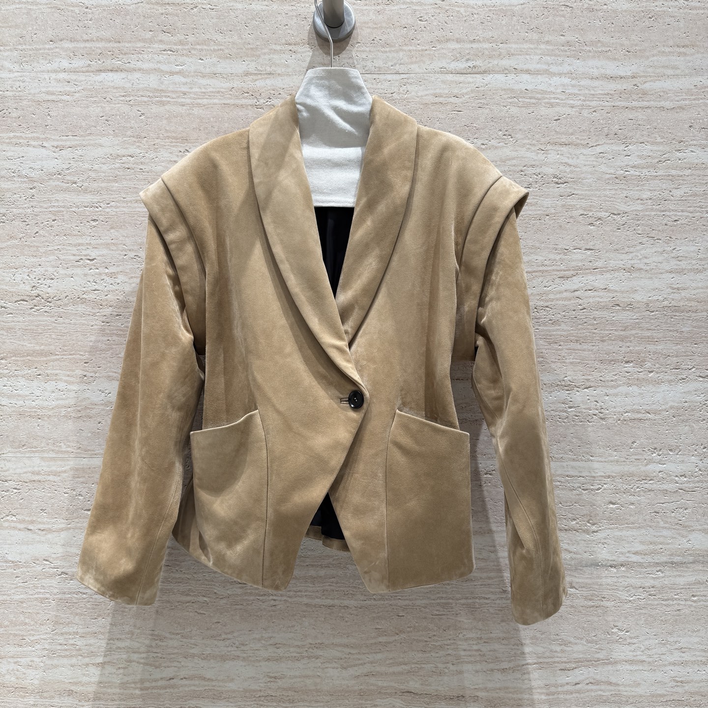 NO:775332,——·Updated high-definition·Private collection—— Therow’s new American British style lapel small jacket, 100% imported Kenyan suede goatskin, the designer style is super correct, refuses to match the shirt, a must-have for beautiful women when going out, fashionable and comfortable, texture details are available online. Size 36.38.40.42, women’s clothing, jackets & coats, sheepskin,19860909——·更新高定·私藏—— Therow 新款美式英伦风翻领小外套,百分百进口肯尼亚反绒山羊皮,设计师款版型超正,拒绝撞衫,靓女出街必备,时髦又舒适,质感细节双在线 尺码36.38.40.42,女装,jackets & coats,sheepskin,,Women's clothing