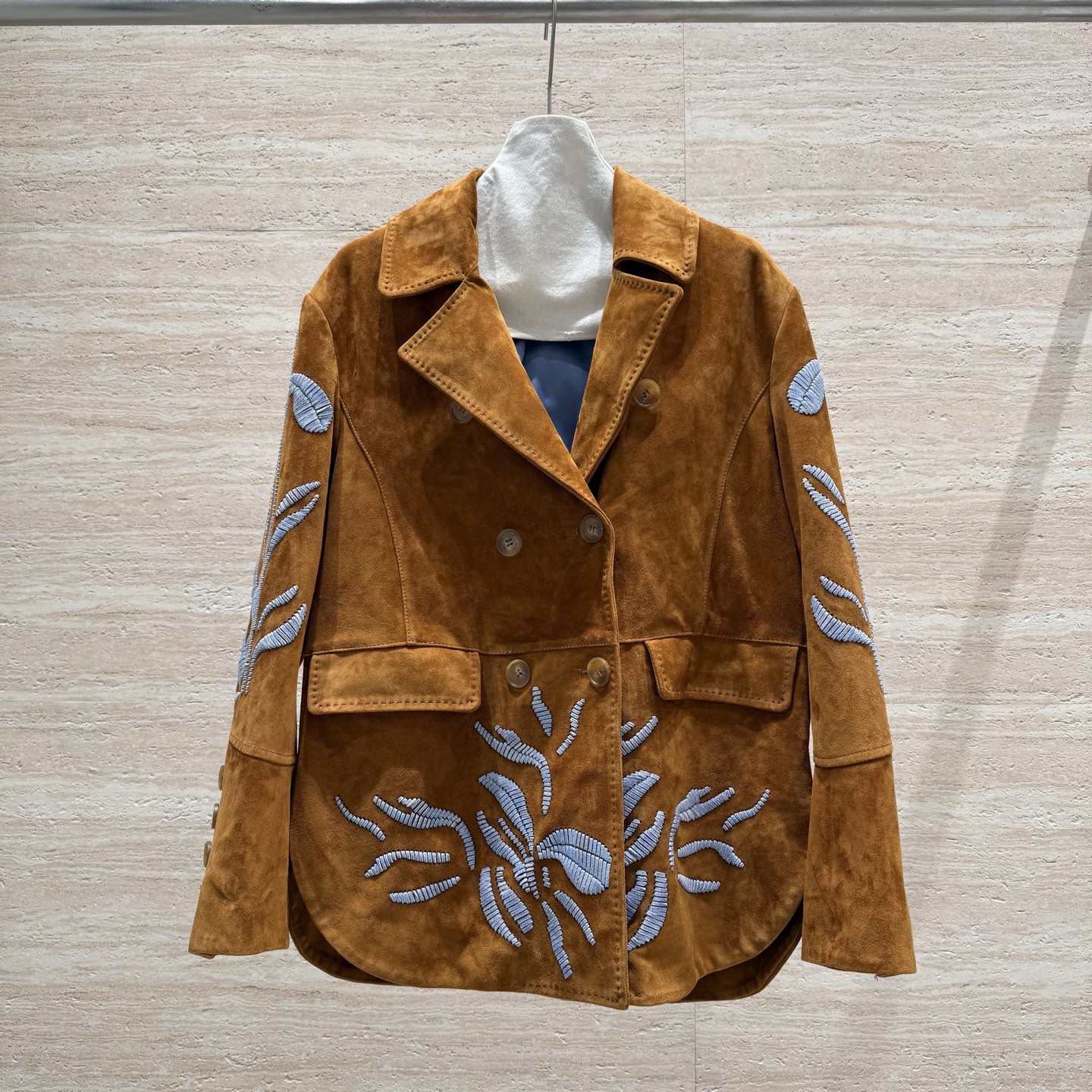 NO:744560,SANDRO's new early autumn Barn style imported goatskin suede mini jacket, 100% imported goatskin, effortlessly fashionable, with a strong silhouette, really hit my heart. Size 36.38.40.42, women's clothing, jackets & coats, sheepskin,19860909SANDRO新款早秋巴恩风进口山羊皮反绒小外套,百分百进口山羊皮,毫不费力地时髦感,轮廓感特强,真的狠狠地戳中了我的心巴 尺码36.38.40.42,女装,jackets & coats,sheepskin,,Women's clothing