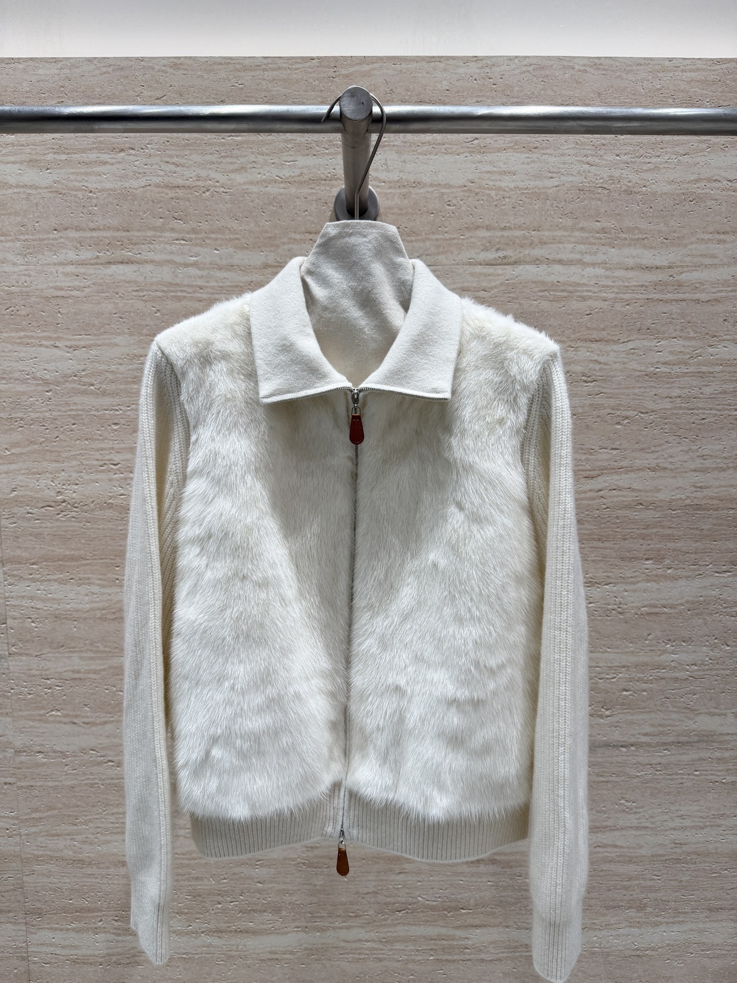 NO:677724,——·Updated Haute Couture·Private Collection·——Loro Piana’s new high-definition spliced ​​mink jacket, mink hair imported from Finland, spliced ​​cashmere, the hair needles are smooth and neat, the bottom velvet is rich and thick, you can enjoy the silky touch, the quality is really full, the upper body is high-end and has a sense of looseness, the flower of wealth in the world, a must-have for old money style, size 36.38.40.42, women's clothing, loro piana, jackets & coats,19860909——·更新高定·私藏·—— Loro Piana新款高定拼接水貂小外套,芬兰进口水貂毛,拼接山羊绒,毛针平顺整齐,底绒丰富厚实,纵享丝滑的触感,品质真的拉满了,上身高级又有松弛感,人间富贵花,老钱风穿搭必备, 尺码36.38.40.42,女装,loro piana,jackets & coats,,Women's clothing