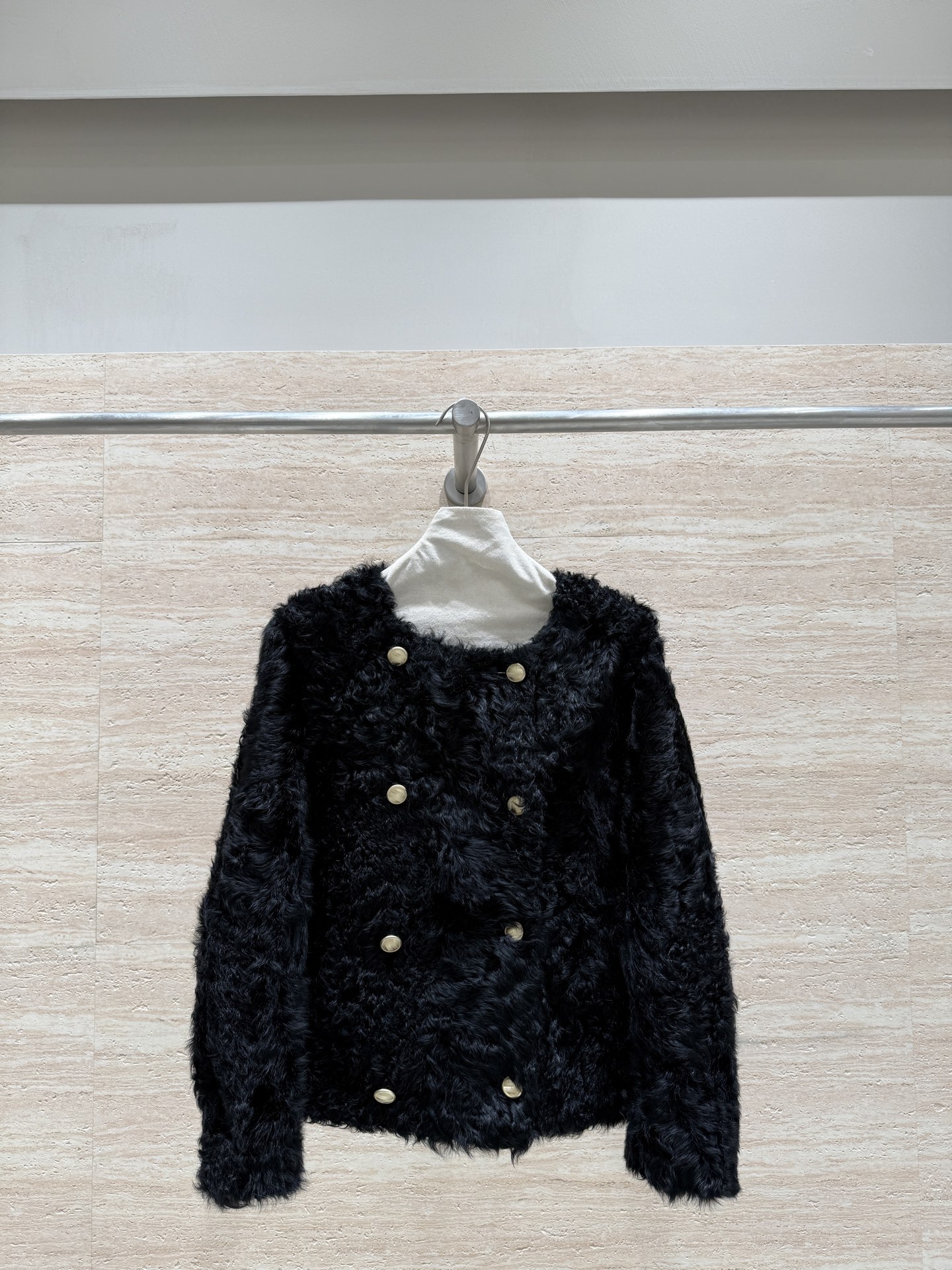 NO:677722,——·Updated Haute Couture·Private Collection·——Brunello Cucinelli’s new light luxury lambskin all-in-one jacket, with a small round neck design, the upper body is simple and clean, just the right sense of relaxation, the quality of the counter, gentle and fashionable, a must-have fashion item for autumn and winter, really indispensable. Size 36.38.40.42, women’s clothing, brunello cucinelli, jackets & coats, sheepskin,19860909——·更新高定·私藏·—— BrunelloCucinelli新款轻奢小胡羊皮毛 一体外套,小圆领的设计,上身简约又干净利,恰到好处的松弛感,专柜同步的品质,温柔又时尚,秋冬必备时尚单品,真的是不可或缺 尺码36.38.40.42,女装,brunello cucinelli,jackets & coats,sheepskin,,Women's clothing