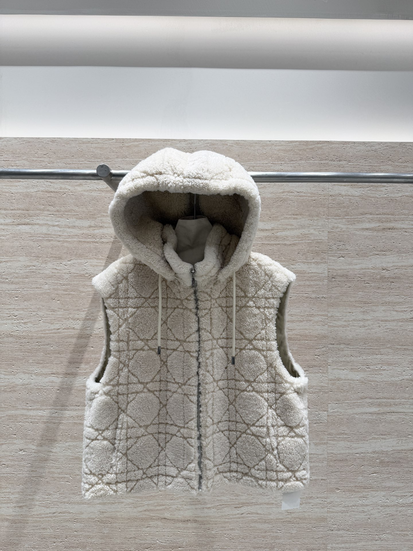 NO:677605,Dior 2025 AW imported fur from South Africa, one-piece millet grain hooded and removable vest, imported cannage pattern leather, layered and designed, synchronized with simple fashion counters, the collar can be turned up, stood and detached, looks good no matter how you wear it, not picky at all, a must-have fashion item for spring, autumn and winter, size 36.38.40, Dior-clothing, dior, dior, hats,19860909Dior 2025 AW南非进口皮毛一体小米粒连帽可脱卸马甲,进口藤格纹皮面,有层次感又有设计感,简约时尚专柜同步,领子可翻可立可拆卸,怎么穿都好看,完全不挑人,春秋冬必备时尚单品 尺码36.38.40,迪奥-服装,dior,dior,hats,,Women's clothing