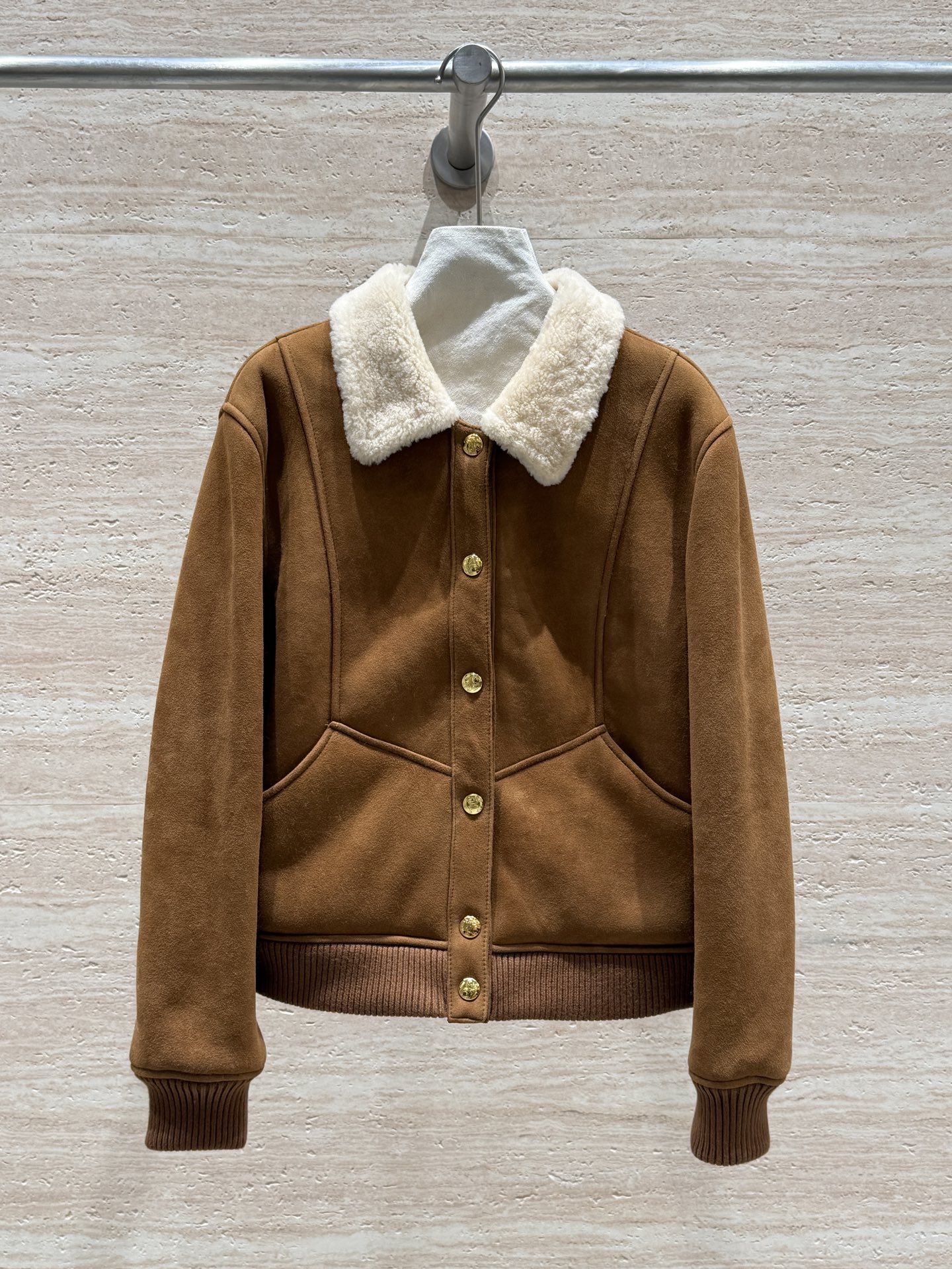 NO:677593,——·Updated high-definition·Private collection·—— CELINE's new small lapel fur one-piece jacket, imported suede wool, skin-friendly and comfortable, hem and cuff design, good thermal insulation performance, custom logo metal hardware, must pay attention to details, retro and versatile, sweet and cool winter style is essential, size 36.38.40.42, Celine-clothing, celine, celine, jackets & coats,19860909——·更新高定·私藏·—— CELINE新款小翻领皮毛一体外套, 进口绒面羊毛,亲肤舒适,下摆和袖口收口设计,保暖性能好,定制logo金属五金,细节控必入,复古又百搭,冬日甜酷风必不可少, 尺码36.38.40.42,赛琳-服装,celine,celine,jackets & coats,,Women's clothing