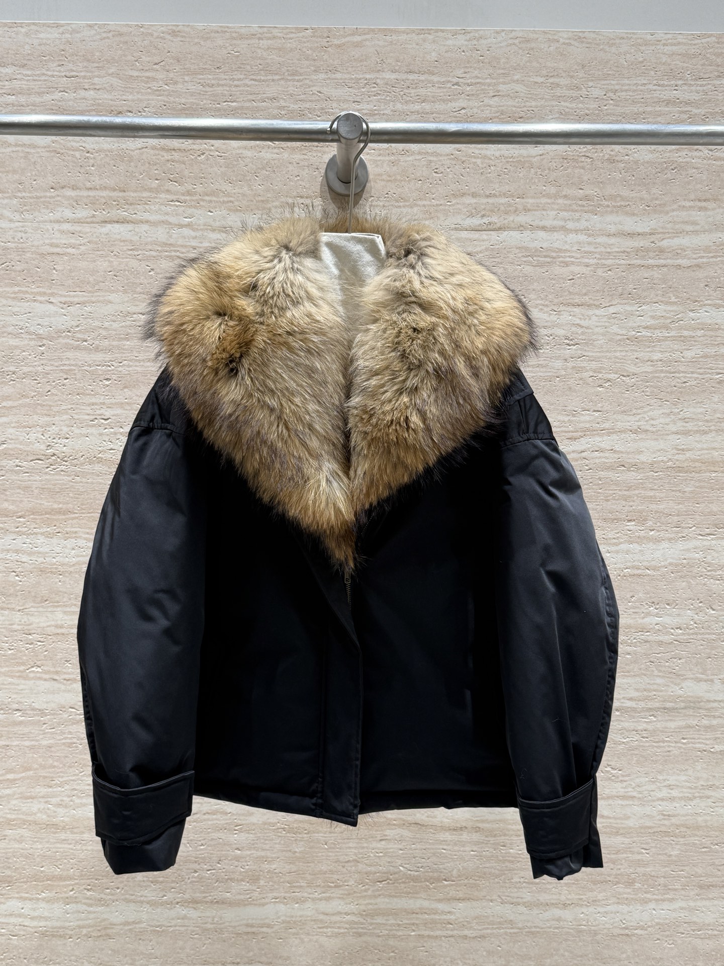 NO:677719,Brunello cucinelli fox fur large lapel casual parka goose down jacket, ultra-loose version, highly tolerant to the figure, the large fur collar is made of 100% imported fox fur, which is skin-friendly and soft, with sufficient materials and a luxurious atmosphere visible to the naked eye. It is like a wealthy flower in the world. Size 36.38.40.42, women's clothing, brunello cucinelli,19860909Brunello cucinelli狐狸毛大翻领休闲派克鹅绒服,超宽松的版型,对身材包容性强,大毛领采用百分百进口狐狸毛,亲肤软糯,用料足,肉眼可见的奢华大气,怕冷星人续命ing……简直就是人间富贵花 尺码36.38.40.42,女装,brunello cucinelli,,Women's clothing