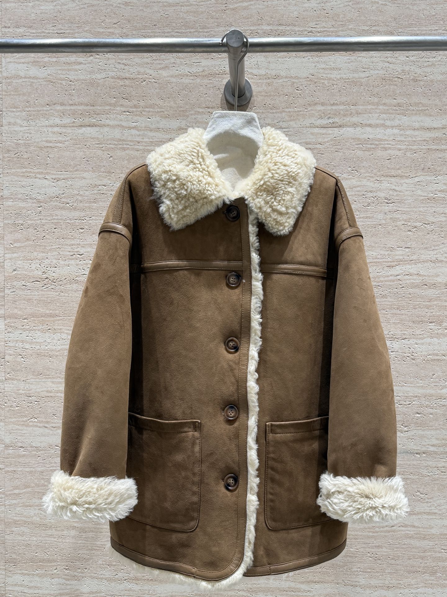 NO:677608,LOEWE's autumn and winter imported German leather suede double-sided jacket, 100% German imported goat suede, has accent, fullness and atmosphere. The small lapel design is fashionable and playful. The fur is thick and full when worn on the reverse side. It is super atmospheric. It is warm to the naked eye. It is anti-freeze and warm. There is no pressure in winter. Size 36.38.40.42, Loewe-Clothing, loewe, loewe, jackets & coats,19860909LOEWE秋冬进口德皮反绒双面穿外套,百分百德国进口山羊反绒皮,有腔调,饱满又有氛围感,小翻领的设计,时尚俏皮,反面穿毛毛厚实饱满,超有氛围感,肉眼看得见的暖和,防冻保暖一件过冬完全没有压力, 尺码36.38.40.42,罗意威-服装,loewe,loewe,jackets & coats,,Women's clothing