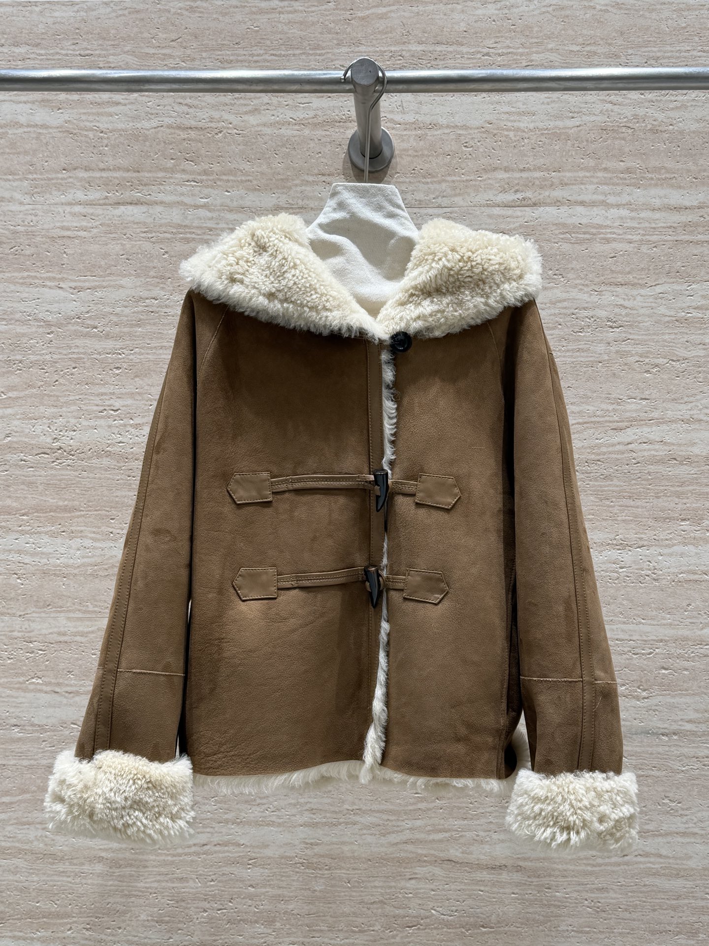 NO:677603,Loewe horn-button hooded fur all-in-one jacket, suede imported from Germany, the leather is delicate and soft, the design of the horn-button big hood is playful and age-reducing, and the Korean-style loose fit is suitable for both body shape and style. It is a must-have for Maillard. This winter, it is the right one. Size 36.38.40.42, women's clothing, loewe, jackets & coats, hats,19860909Loewe牛角扣连帽皮毛一体外套,德国进口绒面皮,皮质细腻柔软,牛角扣大帽子的设计,俏皮减龄,韩里韩气的宽松版型,不挑身材不挑人,美拉德必备,这个冬天就它没错啦 尺码36.38.40.42,女装,loewe,jackets & coats,hats,,Women's clothing