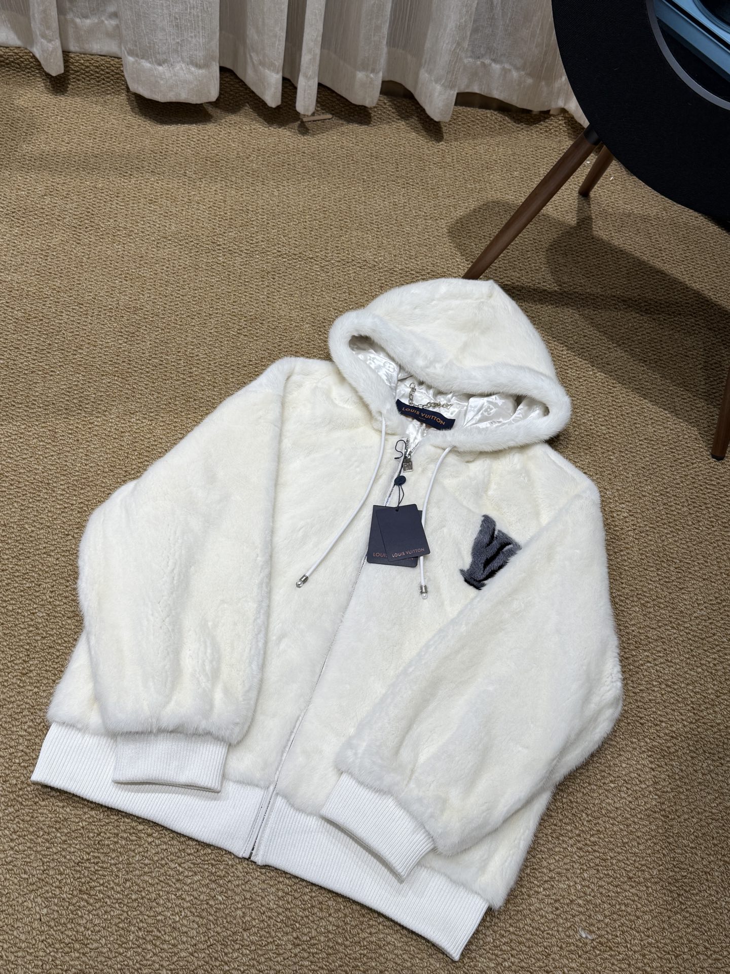 NO:637478,l.v new autumn and winter classic presbyopic hooded mink jacket, same style for men and women, imported mink from Finland, fine-grained velvet, good gloss, delicate feel, soft and thin leather, loose fit, strong tolerance, classic presbyopic charm, original customized metal, 1.1 restoration, size 36.38.40.42, Louis Vuitton-clothing, louis vuitton, jackets & coats, hats, alexander wang19860909l. v秋冬新款经典老花连帽水貂外套,男女同款,芬兰进口水貂,毛针绒毛层次分明,光泽度好,手感细腻皮质柔软轻薄,版型宽松,包容性强,经典老花的魅力,原版定制金属,1.1还原 尺码36.38.40.42,路易威登-服装,louis vuitton,jackets & coats,hats,alexander wang,Women's clothing