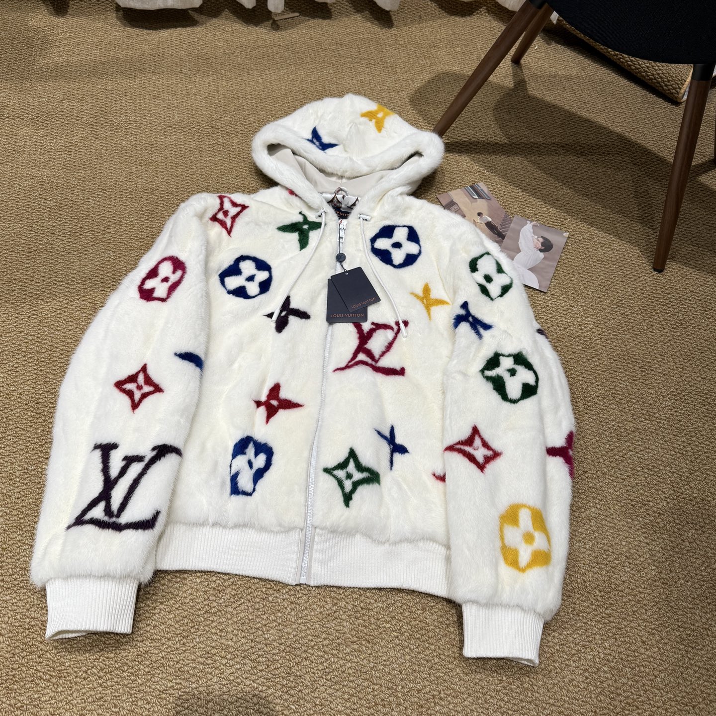 NO:637812,——·Updated high-definition·Private collection·—— l.v new autumn and winter classic presbyopic all-print hooded mink jacket, same style for men and women, mink imported from Finland, with distinct layers of needle velvet, good gloss, delicate touch, soft and thin leather, loose version, strong tolerance, classic presbyopic charm, it is like wearing the 1·v color palette. Size 36.38.40.42, Louis Vuitton-clothing, louis vuitton, jackets  & coats,hats,alexander wang19860909——·更新高定·私藏·—— l. v秋冬新款经典老花满印连帽水貂外套,男女同款,芬兰进口水貂,毛针绒毛层次分明,光泽度好,手感细腻皮质柔软轻薄,版型宽松,包容性强,经典老花的魅力,简直是把1·v的调色盘穿在身了 尺码36.38.40.42,路易威登-服装,louis vuitton,jackets & coats,hats,alexander wang,Women's clothing