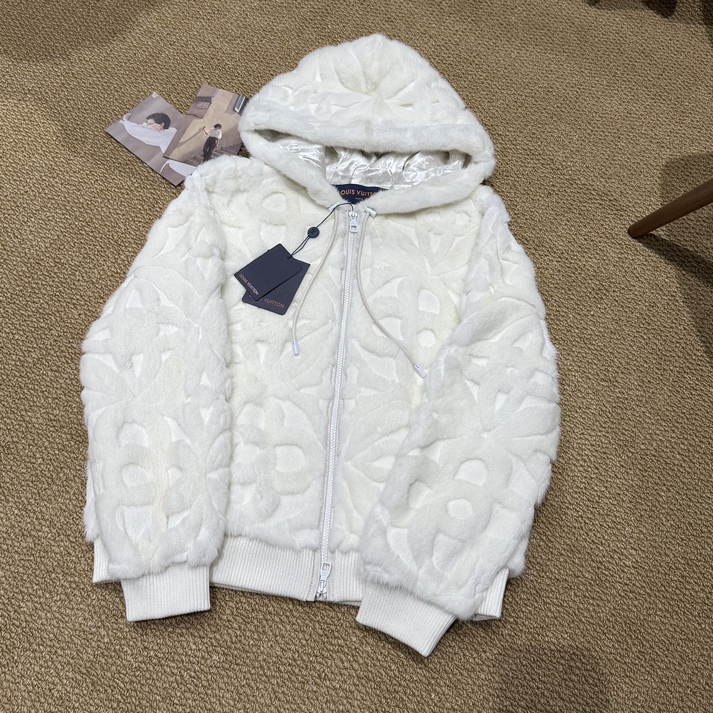 NO:637484,l.v New autumn and winter classic presbyopic heavy-duty embossed hooded mink jacket, same style for men and women, mink imported from Finland, the needle pile has distinct layers, good gloss, fine touch, soft and thin leather, loose fit, strong tolerance, classic presbyopic charm, details visible to the naked eye, really amazing Size 36.38.40.42, Louis Vuitton-clothing, louis vuitton, jackets & coats, hats, alexander wang19860909l. v秋冬新款经典老花重工压花连帽水貂外套,男女同款,芬兰进口水貂,毛针绒毛层次分明,光泽度好,手感细腻皮质柔软轻薄,版型宽松,包容性强,经典老花的魅力,肉眼可见的细节,真的是太顶了 尺码36.38.40.42,路易威登-服装,louis vuitton,jackets & coats,hats,alexander wang,Women's clothing