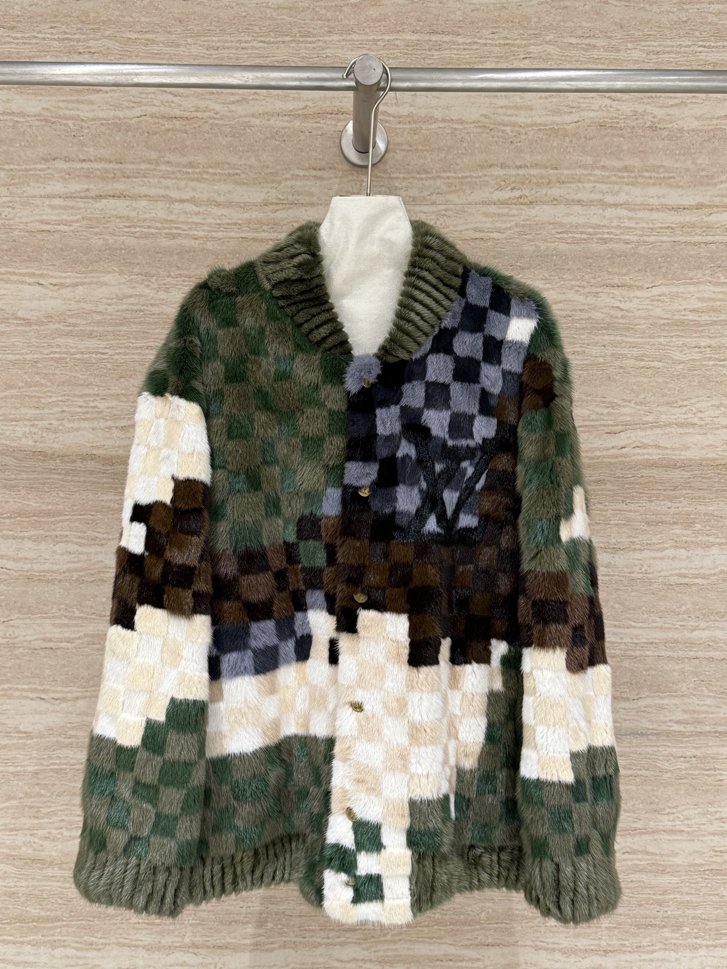 NO:637469,——·Updated high-definition·Private collection·— l.v new autumn and winter all-print hooded mink jacket, same style for men and women, mink imported from Finland, with distinct layers of needle velvet, good gloss, delicate touch, soft and thin leather, loose version, strong tolerance, classic presbyopia charm, checkerboard design, high-end and atmospheric, it is like wearing the 1·v color palette.  Size 36.38.40.42,Louis Vuitton-clothing,louis vuitton,jackets & coats,hats,alexander wang19860909——·更新高定·私藏·— l. v秋冬新款满印连帽水貂外套,男女同款,芬兰进口水貂,毛针绒毛层次分明,光泽度好,手感细腻皮质柔软轻薄,版型宽松,包容性强,经典老花的魅力,棋盘格的设计,高级又有氛围感,简直是把1·v的调色盘穿在身了 尺码36.38.40.42,路易威登-服装,louis vuitton,jackets & coats,hats,alexander wang,Women's clothing