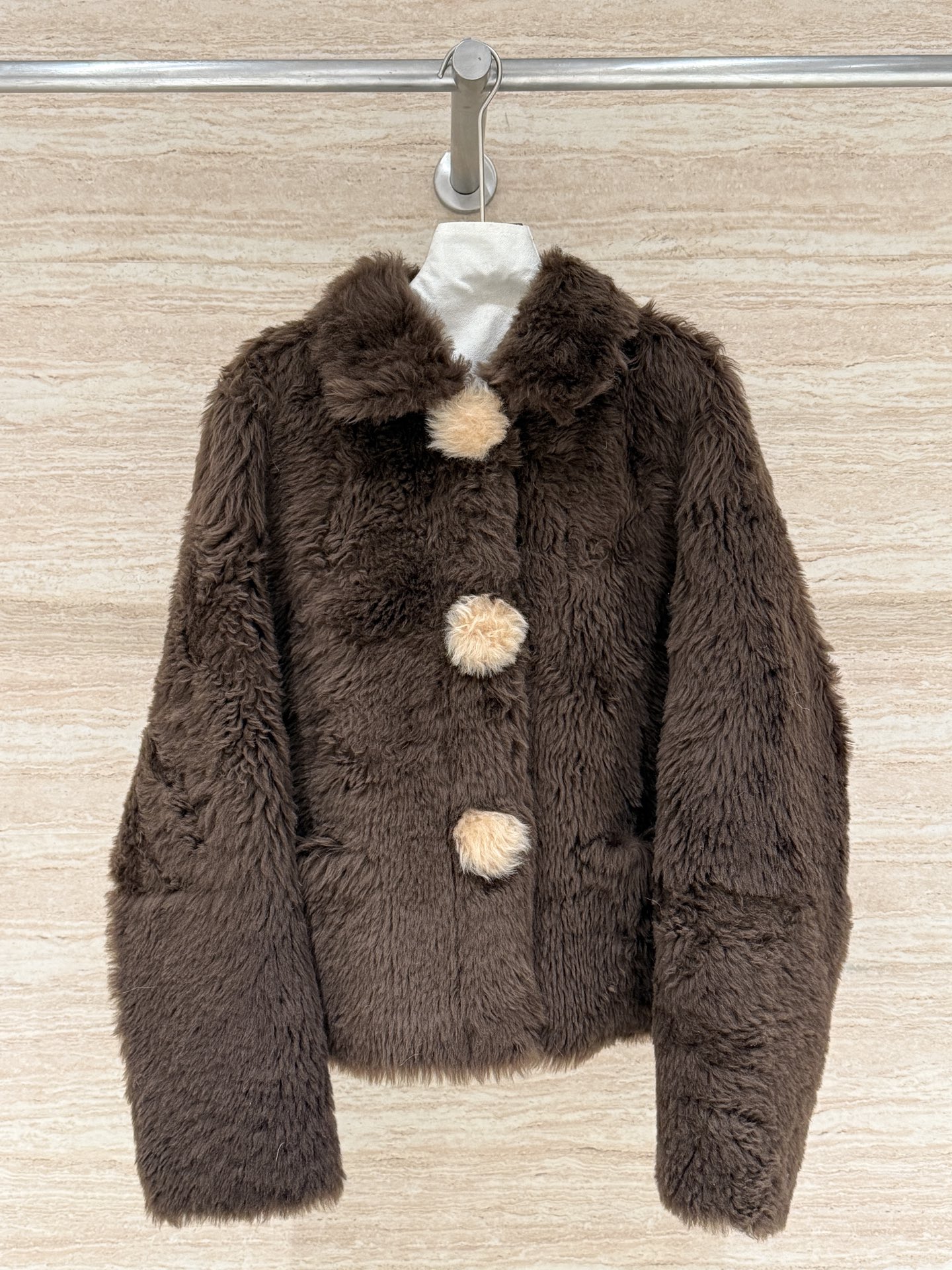 NO:638875,——·Updated high-definition·Private collection·—— IMMI’s new fur ball series fur one-piece coat, one-piece fur ball imported from Italy, the fur is smooth and plump, purely handmade fur ball, with a sense of layering, natural and playful, there is really no way not to like this eye-catching contrasting color. Size 36.38.40.42, Miu Miu-clothing, jackets & coats, alexander wang19860909——·更新高定·私藏·—— IMMI新款毛球系列皮毛一体外套,意大利进口拉贡皮毛一体,毛毛顺滑丰盈,纯手工制作毛球,有层次感自然又俏皮,真的没办法不喜欢这让人眼前一亮的撞色 尺码36.38.40.42,缪缪-服装,jackets & coats,alexander wang,Women's clothing