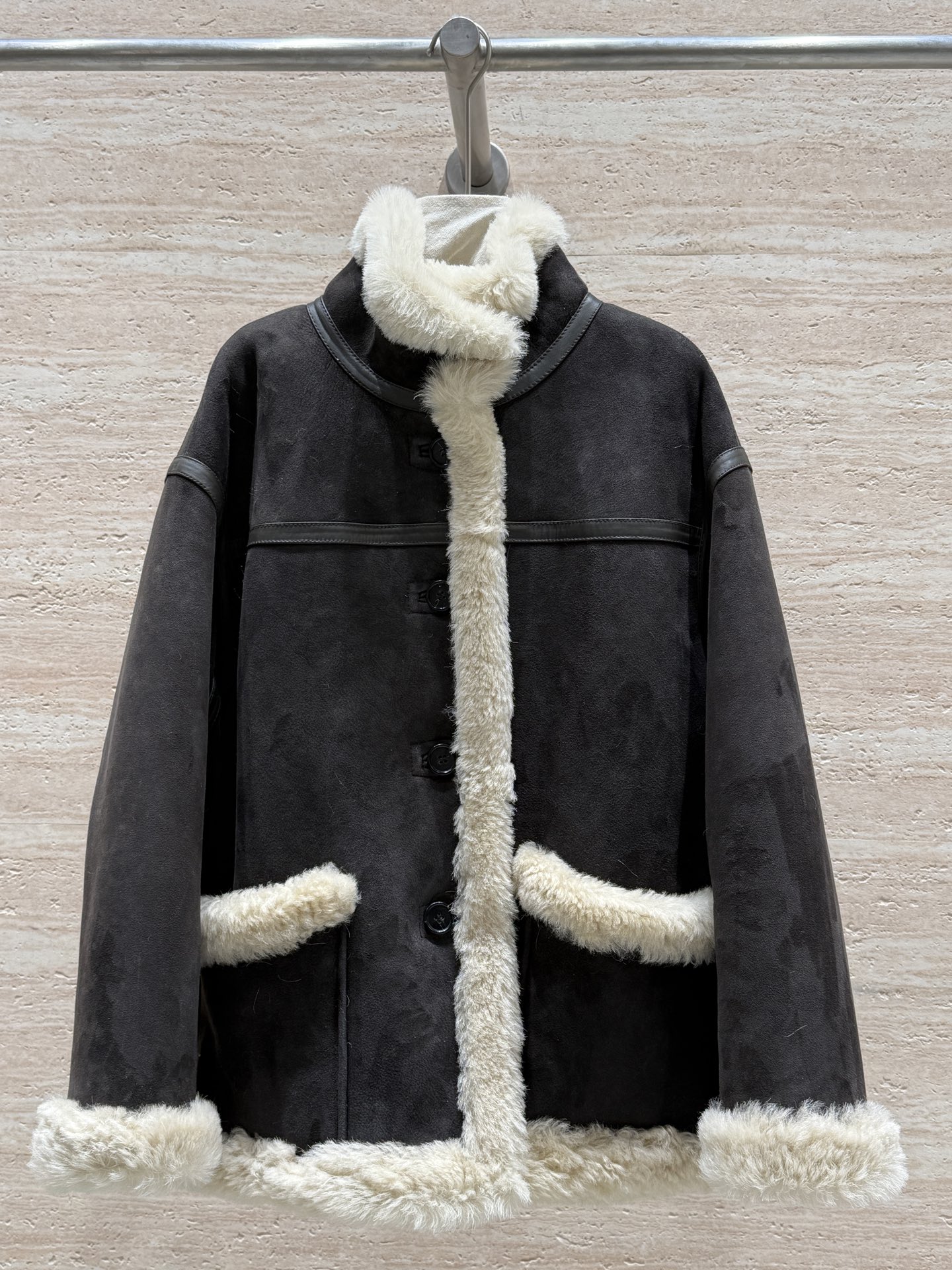 NO:638874,——·Updated high-definition·Private collection·—— LOEWE. New reversible fur one-piece coat, 100% imported from Iceland, auction-grade fur one-piece, fine leather, soft and comfortable, skin-friendly fur, mid-length version is not picky at all, the collar can be turned or stood up, tolerant, practical, can be exported by men and women, retro and tonal, it is enough to have it this winter  Size 36.38.40.42,loewe-clothing,loewe,loewe,jackets & coats,alexander wang19860909——·更新高定·私藏·—— LOEWE.新款两面穿皮毛一体外套,百分百冰岛进口拍卖级皮毛一体,皮质细腻,软糯舒适,毛质亲肤,中长款的版型完全不挑人,领子可翻可立,包容性强,实用性好,男女可出口,复古又有调性,这个冬天有它就够了 尺码36.38.40.42,罗意威-服装,loewe,loewe,jackets & coats,alexander wang,Women's clothing