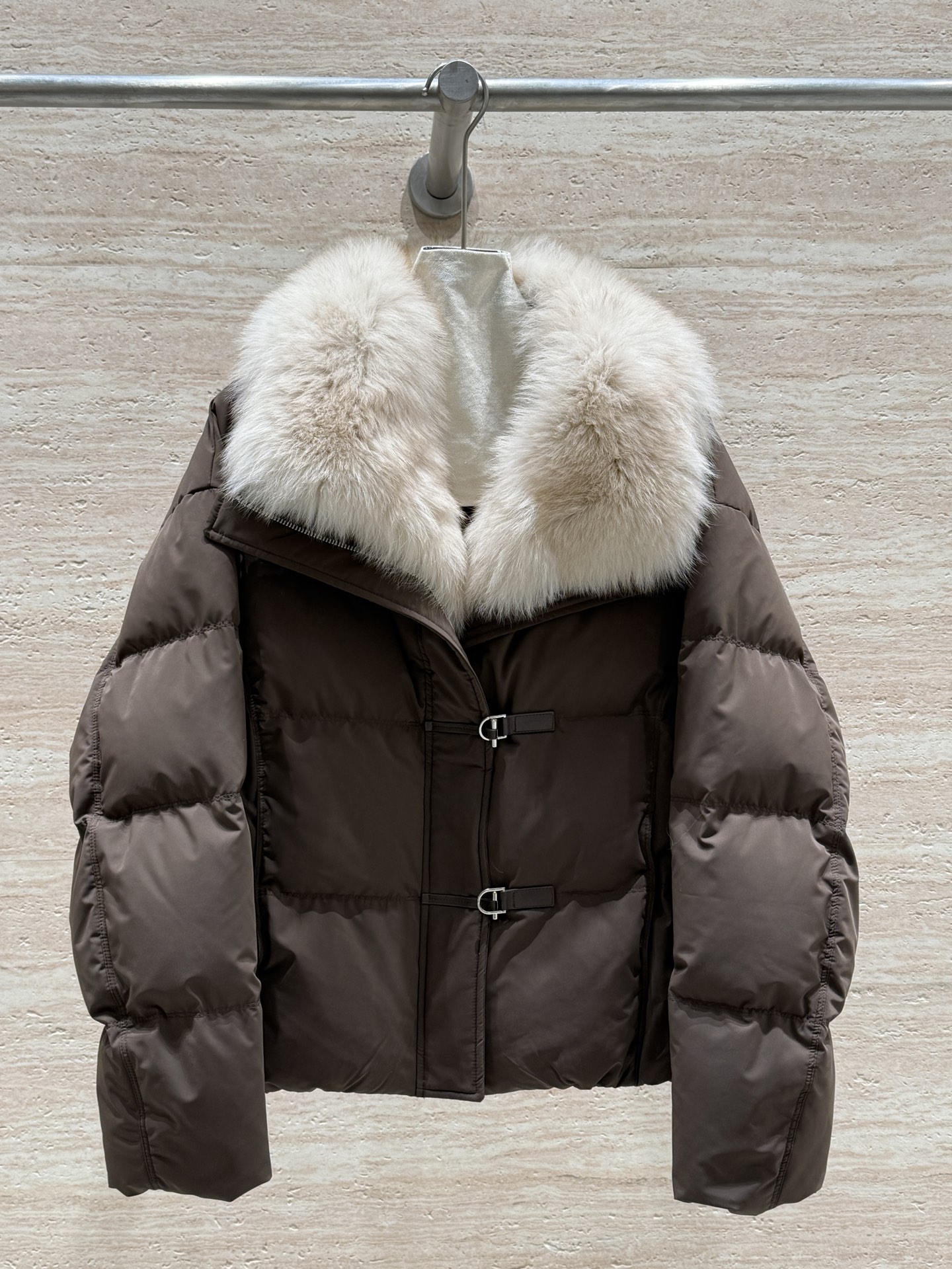 NO:638860,——·Updated high-definition·Private collection·—— LEMAIRE’s new autumn and winter Barn style goose down jacket, 25 Korean style get, practical, fashionable and windproof, filled with 90% white goose down, fluffy and warm, the collar is made of fox fur imported from Finland, detachable, two-wear, skin-friendly and layered, it is an exclusive color for autumn and winter, it looks relaxed and elegant, and it is an artifact for small people to look taller. Whoever wears it looks better, women’s clothing, jackets & coats, alexander wang19860909——·更新高定·私藏·—— LEMAIRE秋冬新款巴恩风鹅绒服外套,25韩系get实用时髦又防风,内里填充90白鹅绒,蓬松保暖,领子采用芬兰进口狐狸毛,可拆卸,两穿,亲肤有层次感,属于秋冬的专属颜色,穿出松弛贵气,小个子显高神器,谁穿谁好看,女装,jackets & coats,alexander wang,Women's clothing