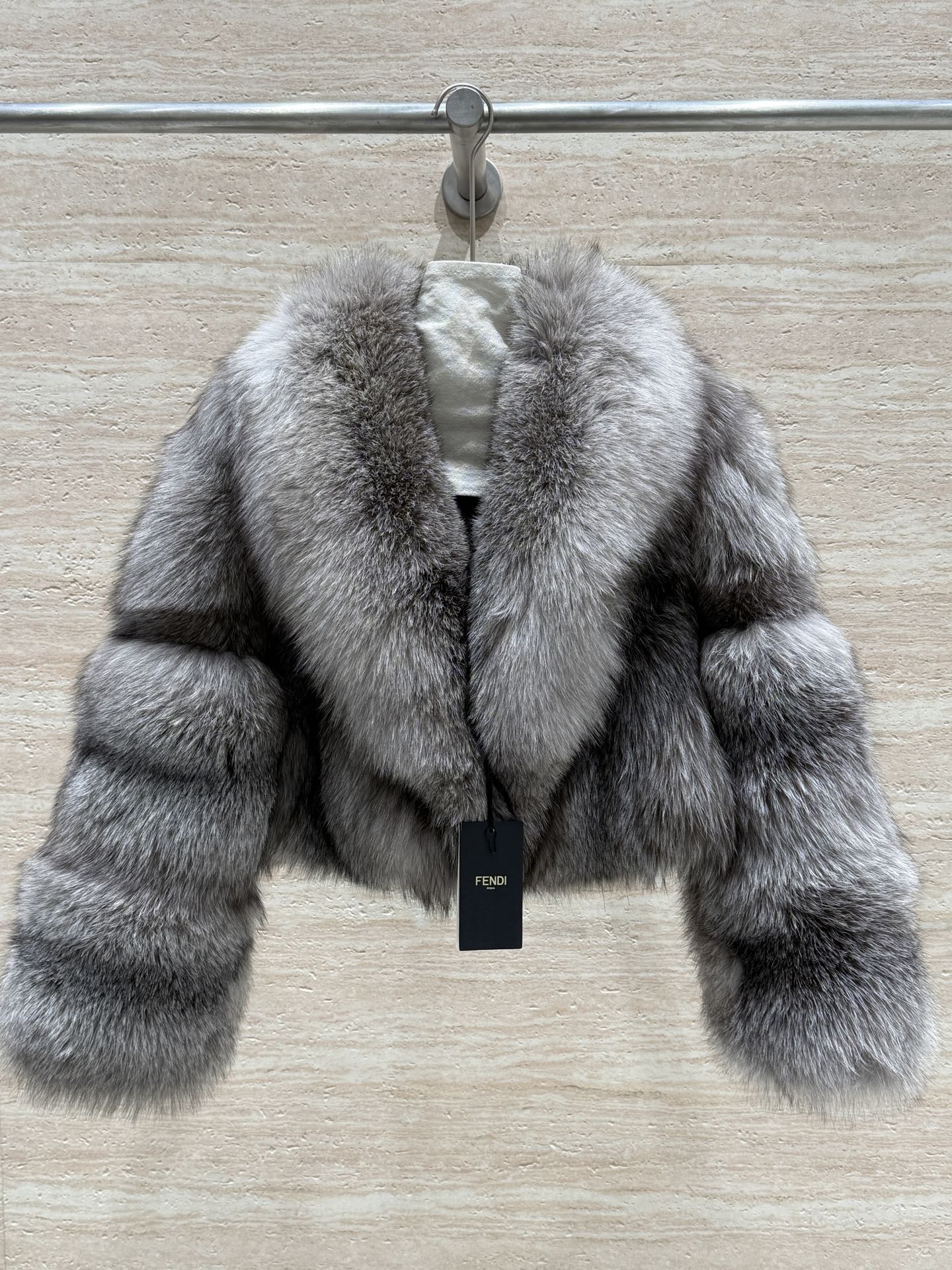 NO:638869,——·Updated high-definition·Private collection·—— Fendi's new autumn and winter short fox fur coat, 100% silver fox King Fox imported from Finland, the 'ceiling' among silver foxes, rich in color levels, unique fluffiness and agility, slim and high-end, a walking fashionable grass grower, with a big-name high-end sense, fur that will be crazy when going out, who can not love the 'rich flower of the world', who knows the happiness of fur, Fendi - clothing, fendi, fendi, jackets  & coats,alexander wang19860909——·更新高定·私藏·—— Fendi秋冬新款狐狸毛小短款外套,百分百芬兰进口银狐狐狸王,银狐中的“天花板”,颜色层次丰富,独特的蓬松感和灵动感显瘦又高级,行走的时髦种草机,自带大牌高级感,出门要被疯狂要链接的皮草,谁能不爱“人间富贵花”啊,皮草的快乐谁懂,芬迪-服装,fendi,fendi,jackets & coats,alexander wang,Women's clothing