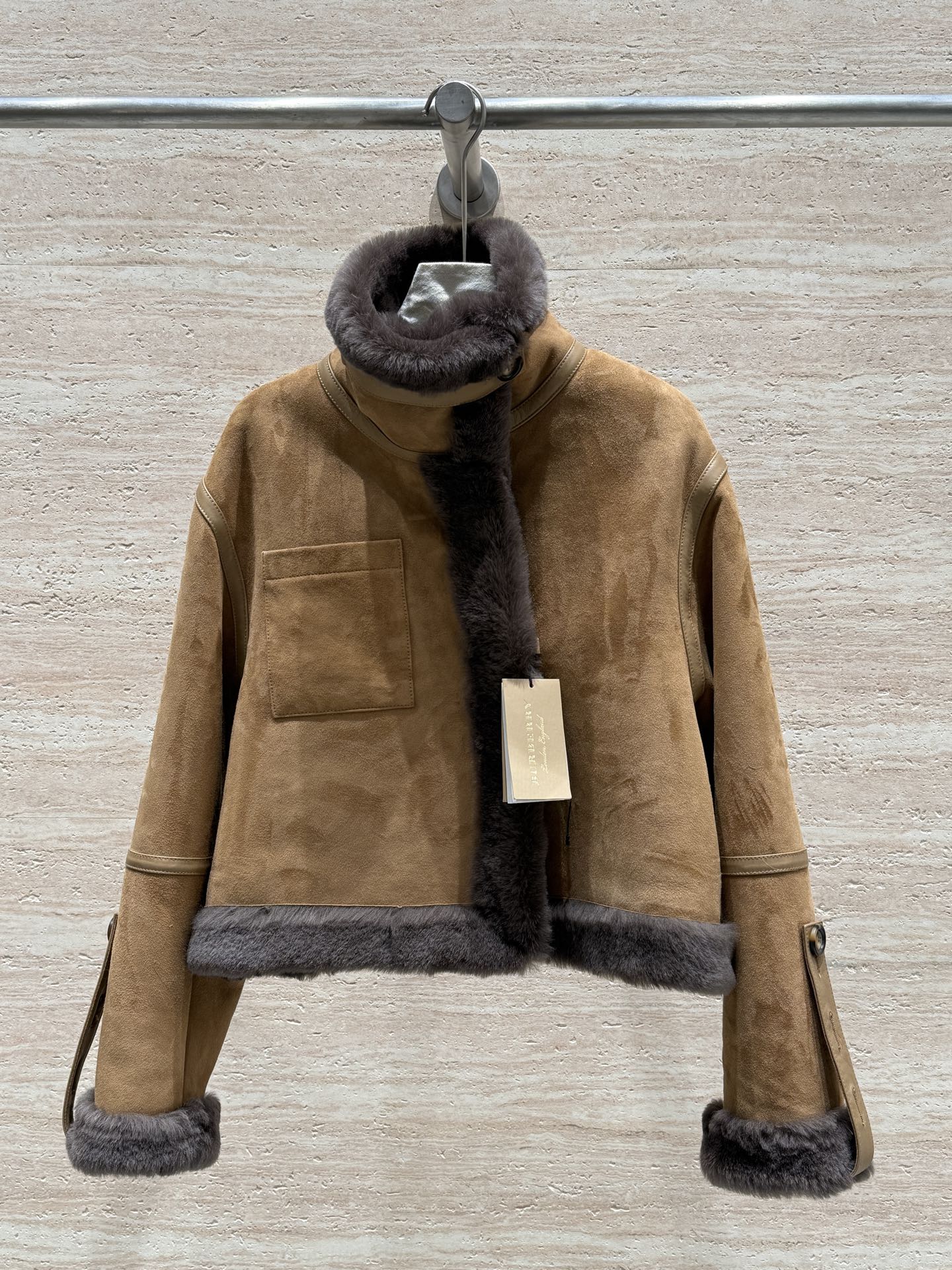 NO:638851,——·Update high-definition·Private collection·——Burberry autumn and winter new Barn style fur one-piece jacket, imported German fur, fine and soft, strong upper body comfort, thick and flat fur inside, skin-friendly and warm, the overall version is quite wide and stylish, soft but not collapsed, super textured suede leather jacket, casual and age-reducing, I finally found my destiny motorcycle jacket in winter, I just love it, Burberry - clothing, burberry, jackets &  coats,alexander wang19860909——·更新高定·私藏·—— Burberry秋冬新款巴恩风皮毛一体外套,进口德皮皮毛一体,细腻柔软,上身舒适感强,内里毛毛厚实平整,亲肤保暖,整体版型挺阔有型,软而不塌,超有质感的绒面皮外套,休闲又减龄,终于找到了冬天的本命机车服,简直爱了爱了,博柏利-服装,burberry,jackets & coats,alexander wang,Women's clothing