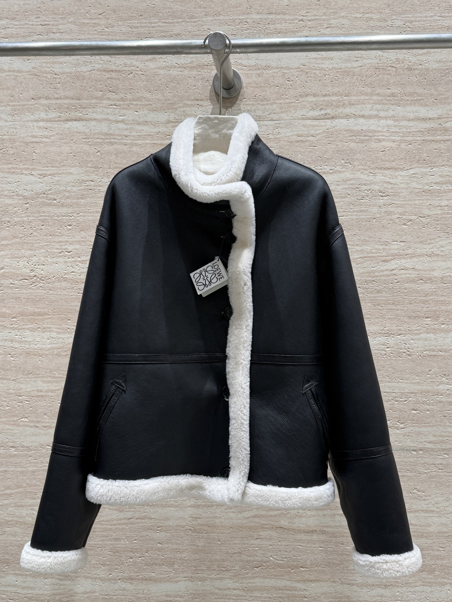 NO:638848,——·Updated Haute Couture·Private Collection·—— Loewe's new autumn and winter motorcycle reversible fur one-piece jacket, 100% imported sheepskin, the leather feels soft and delicate, the same style for men and women, loose fit, versatile and casual, the fine textured leather surface supports a cool style, can be worn in both front and back 'double-sided narrative', high collar/dropped shoulders/three-dimensional routing to reflect the modern core, soft and warm, fashionable and high-end, windproof and anti-freeze  Size 36.38.40.42, Loewe-clothing,loewe,loewe,jackets & coats,sheepskin,alexander wang19860909——·更新高定·私藏·—— Loewe秋冬新款机车两面穿皮毛一体外套,百分百进口绵羊皮,皮质手感柔软细腻,男女同款,版型宽松,百搭又休闲,细腻肌理皮质面支撑飒爽型格,正反两面穿「双面叙事」,高领/落肩/立体走线映衬摩登内核,软糯温暖,时髦又高级,防风抗冻 尺码36.38.40.42,罗意威-服装,loewe,loewe,jackets & coats,sheepskin,alexander wang,Women's clothing