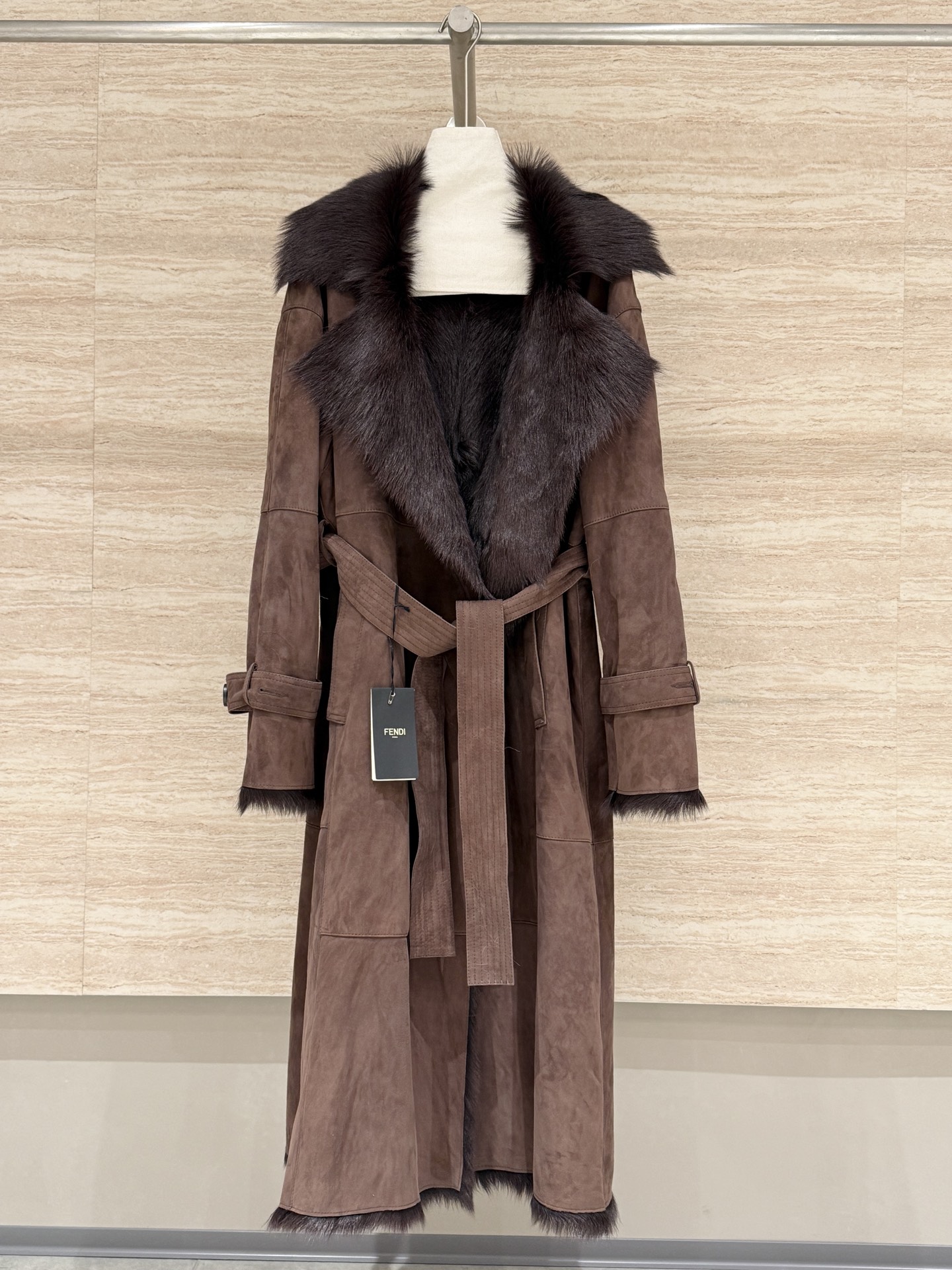 NO:638832,——·Updated Haute Couture·Private Collection·—— Fendi's new autumn and winter high-end noble goatskin fur all-in-one jacket, 100% imported goatskin anti-suede, the fur is fine and shiny, the upper body is warm and light, one piece can resist the cold wind, the version is loose and tonal, with the design of the belt, temperament and high-end coexist, a must-have French retro atmosphere, make you look taller and slimmer, and become a paper man in seconds.  36.38.40.42,women's clothing,fendi,jackets & coats,sheepskin,alexander wang19860909——·更新高定·私藏·—— Fendi秋冬新款高端贵气感山羊皮皮毛一体外套,百分百进口山羊皮反绒面,毛毛细腻有光泽,上身又暖和又轻巧,一件里面可以抵御寒风了,版型宽松有调性,搭配腰带的设计,气质与高级共存,法式复古氛围感穿搭必备,显高显瘦秒变纸片人, 36.38.40.42,女装,fendi,jackets & coats,sheepskin,alexander wang,Women's clothing