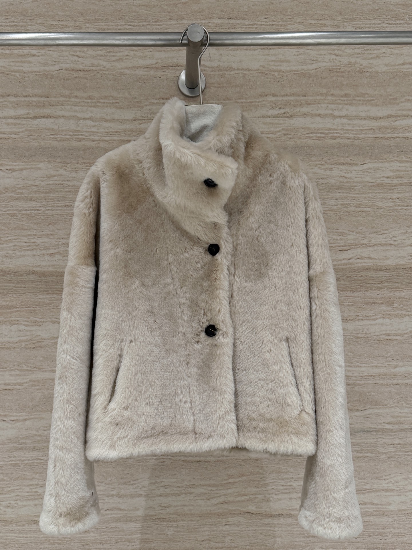 NO:638830,Brunello Cucinelli's new light luxury Norman fur all-in-one jacket, with a foldable and standable collar, is full of features. It is 100% imported Norman wool, soft and thick, super warm. It really has a clear sense of atmosphere this winter. Size 36.38.40.42, women's clothing, brunello cucinelli, jackets & coats, alexander wang19860909BrunelloCucinelli新款轻奢诺曼皮毛一体外套,领子可翻可立,特色十足,百分百进口诺曼羊毛,软糯厚实,超级保暖,这个冬天氛围感真的是拿捏得明明白白的了 尺码36.38.40.42,女装,brunello cucinelli,jackets & coats,alexander wang,Women's clothing