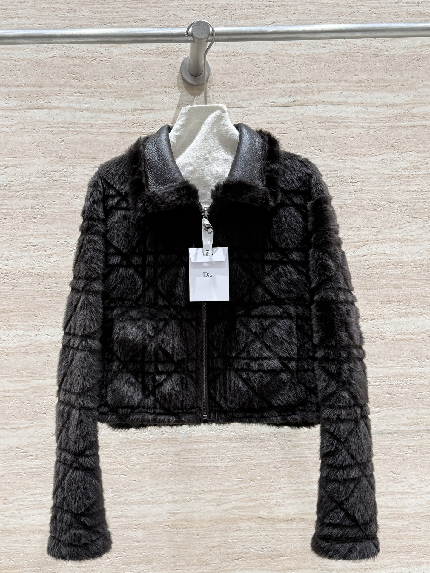NO:638845,——·Updated Haute Couture·Private Collection·——Dior2025 new autumn and winter classic cannage pattern reversible fur coat, 100% imported Bulgarian wool, rich and layered wool, the upper body is slim and noble, and the body proportions are more optimized. The classic and timeless cannage pattern embossing, the eternal symbol of Dior white moonlight, haute couture fashion sense, super girly size 36.38.40.42, Dior-clothing, dior, dior, jackets  & coats,alexander wang19860909——·更新高定·私藏·—— Dior2025秋冬新款经典藤格纹两面穿皮毛一体外套,百分百进口保加利亚羊毛,毛质丰盈有层次感,上身显瘦显贵,更加优化身材比例,经典不过时的藤格纹压纹,Dior白月光永恒的象征,高定时髦感,超少女的 尺码36.38.40.42,迪奥-服装,dior,dior,jackets & coats,alexander wang,Women's clothing