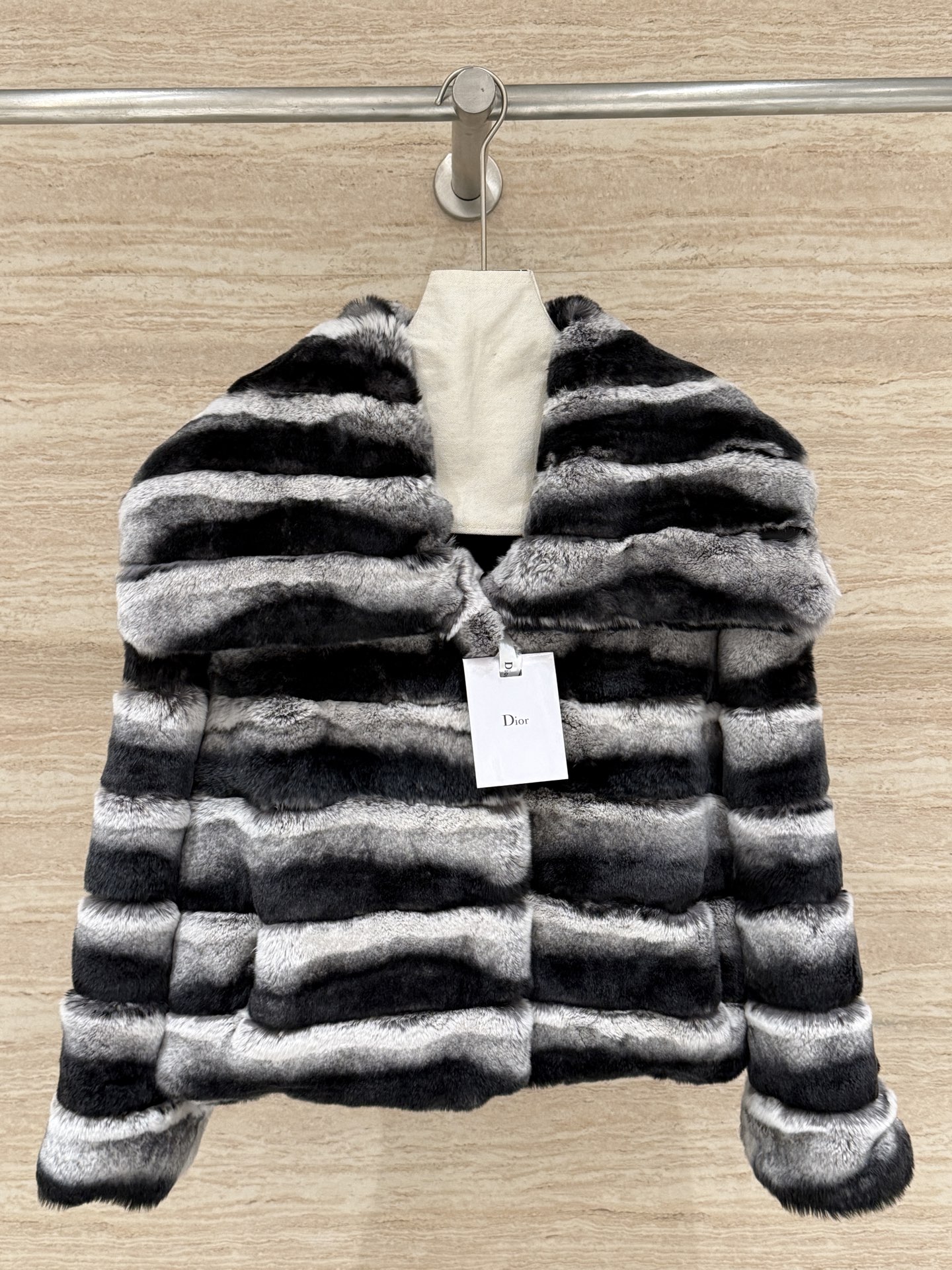 NO:638842,——·Updated Haute Couture·Private Collection·—— Dior's new autumn and winter 'My Neighbor Totoro' series horizontally quilted leather western navy collar small coat, 100% imported purple and blue Rex rabbit, soft and smooth to the touch, rich and bright, non-dyed, purely natural color, more natural and layered, more flexible and energetic upper body, luxurious and rich, classic and versatile style, easy to control various outfits, breaking the 'stereotype' of fur being bloated, a must-have item  Size 36.38.40.42, women's clothing, dior, jackets & coats, alexander wang19860909——·更新高定·私藏·—— Dior秋冬新款“龙猫”系列横排夹革西海军领小外套,百分百进口青紫蓝獭兔,手感软糯顺滑,丰润明亮,非染色,纯天然的颜色,更自然层次感很强,上身更灵动有活力,奢华富贵,经典百搭的款式,轻松驾驭各种穿搭,打破皮草显臃肿的“刻板”印象,必备单品没有之一 尺码36.38.40.42,女装,dior,jackets & coats,alexander wang,Women's clothing