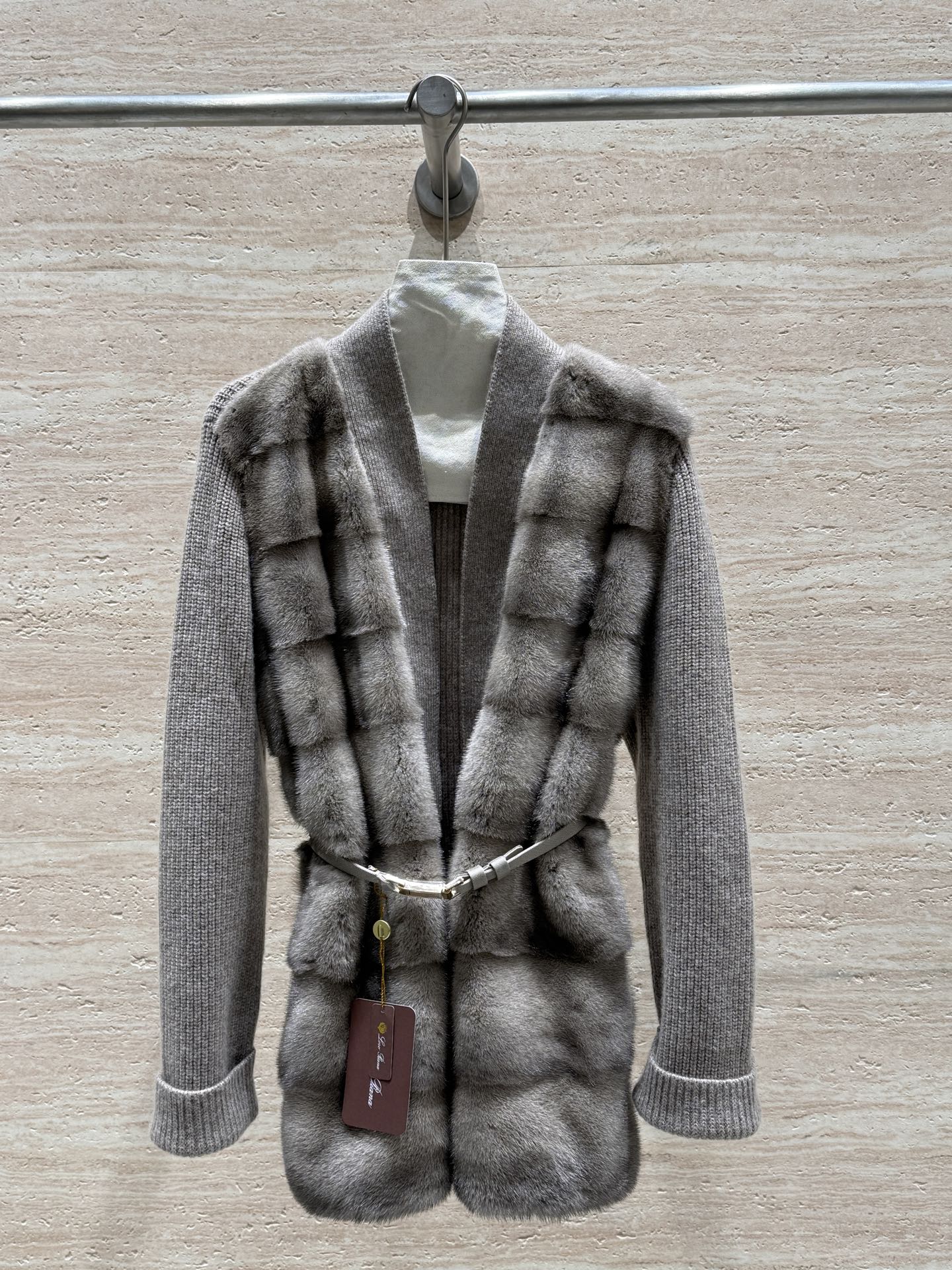 NO:638836,Loro Piana classic mink cashmere jacket, lazy bathrobe style mid-length, 30% cashmere 70% ultra-fine wool, 100% Copenhagen purple mink, classic horizontal design, light luxury and high-end, you can only feel 'decent' and textured clothes that have been worn for ten years, suitable for daily commuting. Size 36.38.40.42, women's clothing, loro piana, jackets & coats, alexander wang19860909Loro Piana经典水貂羊绒外套,慵懒浴袍式中长款,30羊绒70超细羊毛,百分百哥本哈紫标级银兰原色水貂,经典的横排设计,轻奢高级,穿十年也“体面”有质感的衣服才有感觉,日常通勤都可以 尺码36.38.40.42,女装,loro piana,jackets & coats,alexander wang,Women's clothing