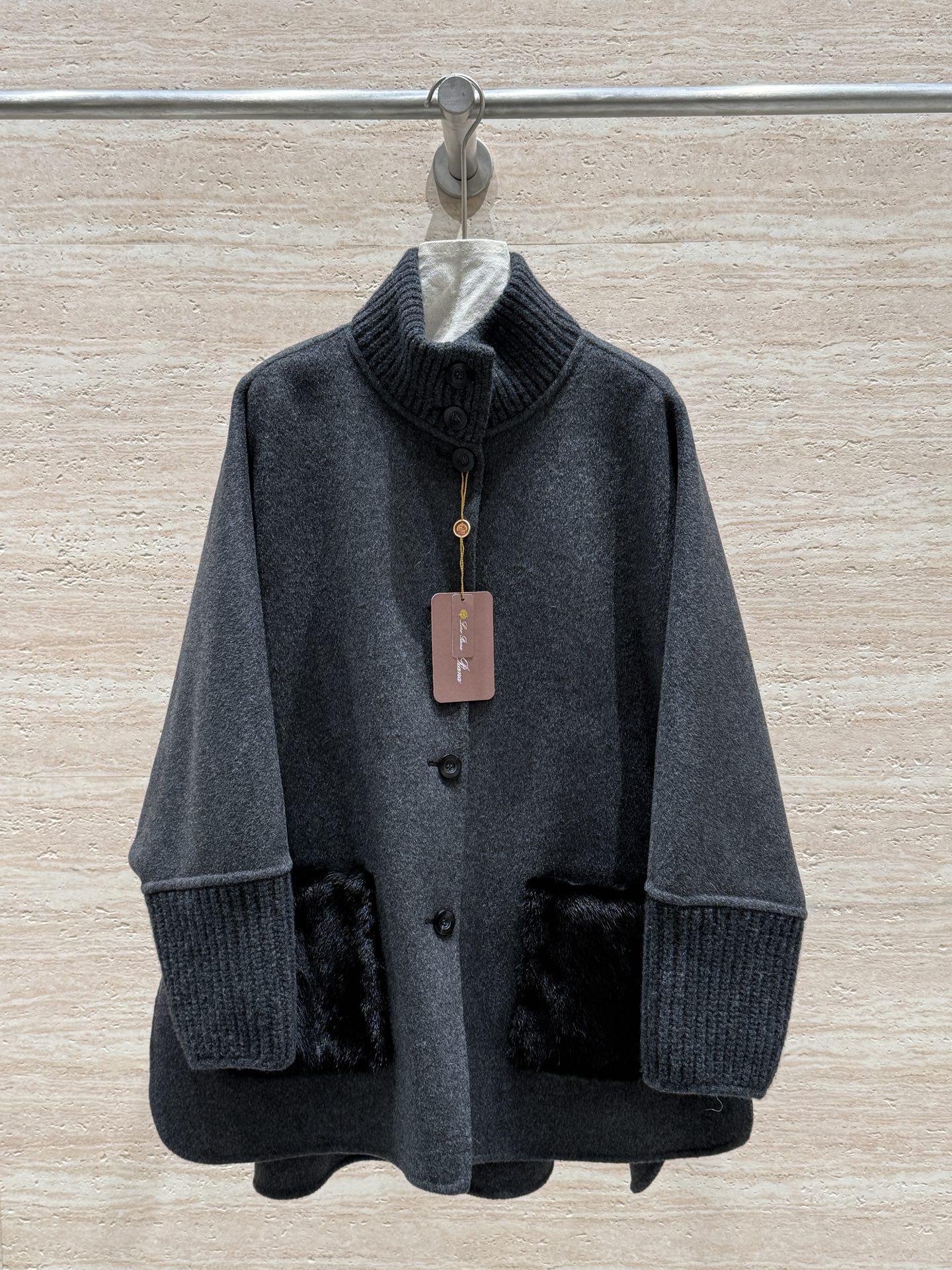 NO:638834,Loro Piana 2025 new autumn and winter old money style double-sided cashmere jacket. The pockets are made of 100% imported mink fur and double-sided cashmere. It is luxurious, high-end and low-key. The cloak-style version is tolerant, lazy and slim, and the exquisite design of the mid-length stand-up collar is full of elegance. Whoever wears it will look good. I really can't put it down. It shows the word 'high-end' vividly. Women's clothing, loro piana, jackets & coats, alexander wang19860909Loro Piana2025秋冬新款老钱风双面羊绒外套,口袋百分百进口水貂毛以及双面羊绒的材质,轻奢高级又低调,斗篷式的版型,包容性强,慵懒显瘦,中长款立领的精致设计,优雅风十足谁穿谁好看,真的爱不释手,把“高级”两个字展现得淋漓尽致,女装,loro piana,jackets & coats,alexander wang,Women's clothing