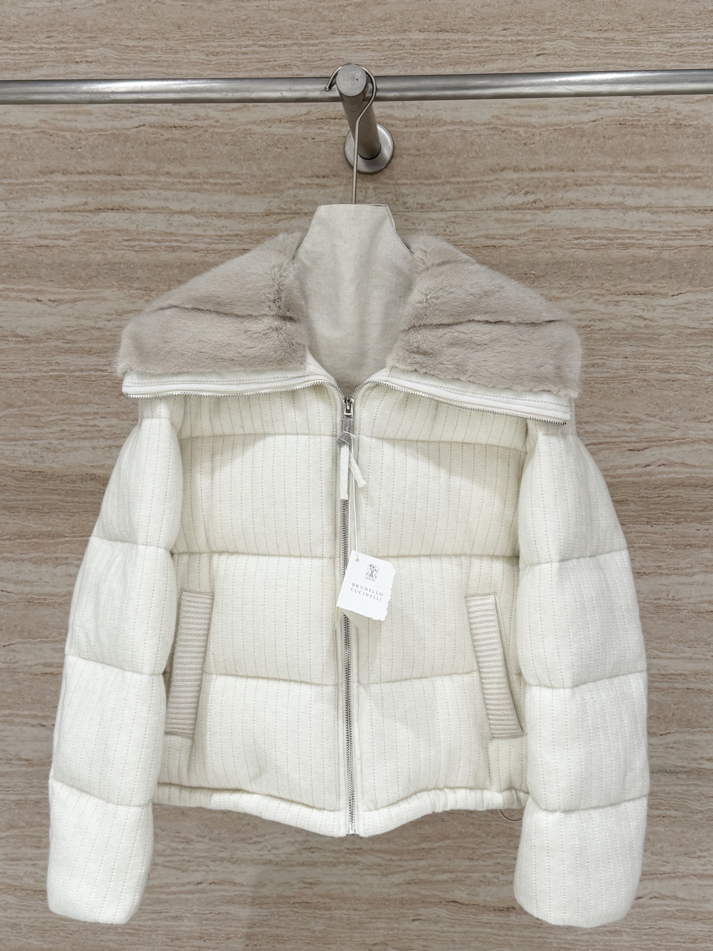 NO:677586,Brunello cucinelli mink cashmere knitted down jacket, same style for both men and women, imported mink and wool blended knitted by Benha, soft and delicate, filled with 90% white goose down, light luxury and warm, short jacket design, casual and age-reducing, the overall upper body is light and not bloated, can be held for commuting and leisure, easy to get a sense of luxury. Size 36.38.40.42, women's clothing, brunello cucinelli, down jacket,19860909Brunello cucinelli水貂羊绒针织羽绒服,男女同款,够本哈进口水貂加羊毛混纺针织,柔软细腻,内里填充90白鹅绒,轻奢保暖,短面包服的设计,休闲又减龄,整体上身轻盈不臃肿,通勤休闲都能Hold得住,轻松get高级感 尺码36.38.40.42,女装,brunello cucinelli,down jacket,,Women's clothing