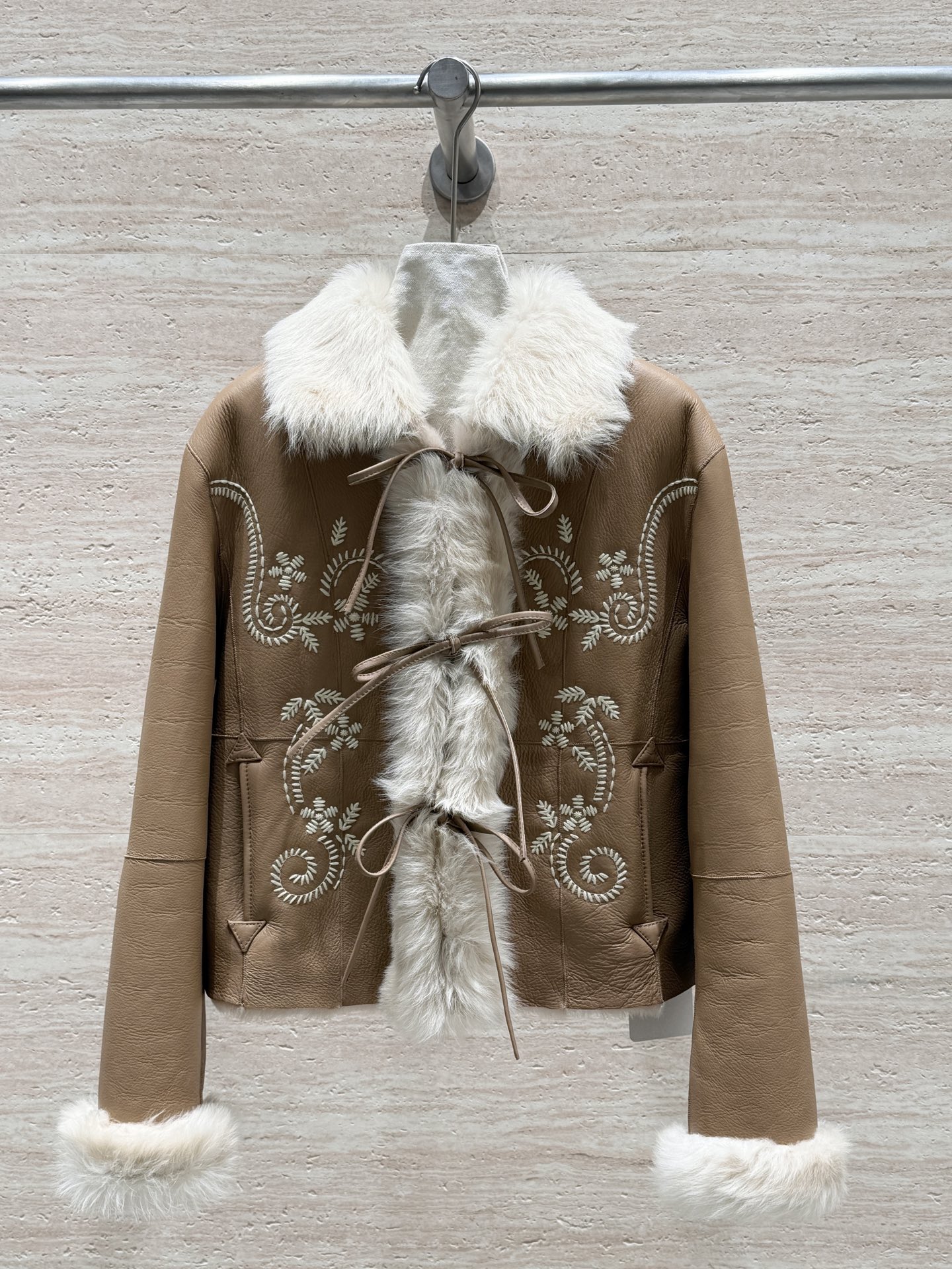 NO:677606,ICE DUST is a new autumn and winter embroidered old-money style fur one-piece jacket. It is 100% imported German leather. The leather is soft and saturated. The whole body is hand-embroidered. It is high-end and natural. It is super heavy-duty. It has a full sense of design. It has a positive shape and looks thin and slim. It is elegant, fashionable, windproof and anti-freeze. It is perfect for autumn and winter. I really can’t help but like it. Size 36.38.48.42, women’s clothing, jackets & coats,19860909ICE DUST 秋冬新款刺绣老钱风皮毛一体外套,百分百进口德皮,皮质柔软饱和,整身全部纯手工刺绣,高级自然,超重工,设计感拉满,版型正,显薄显瘦,贵气时髦防风又抗冻,与秋冬适配度满分,真的没办法不喜欢 尺码36.38.48.42,女装,jackets & coats,,Women's clothing