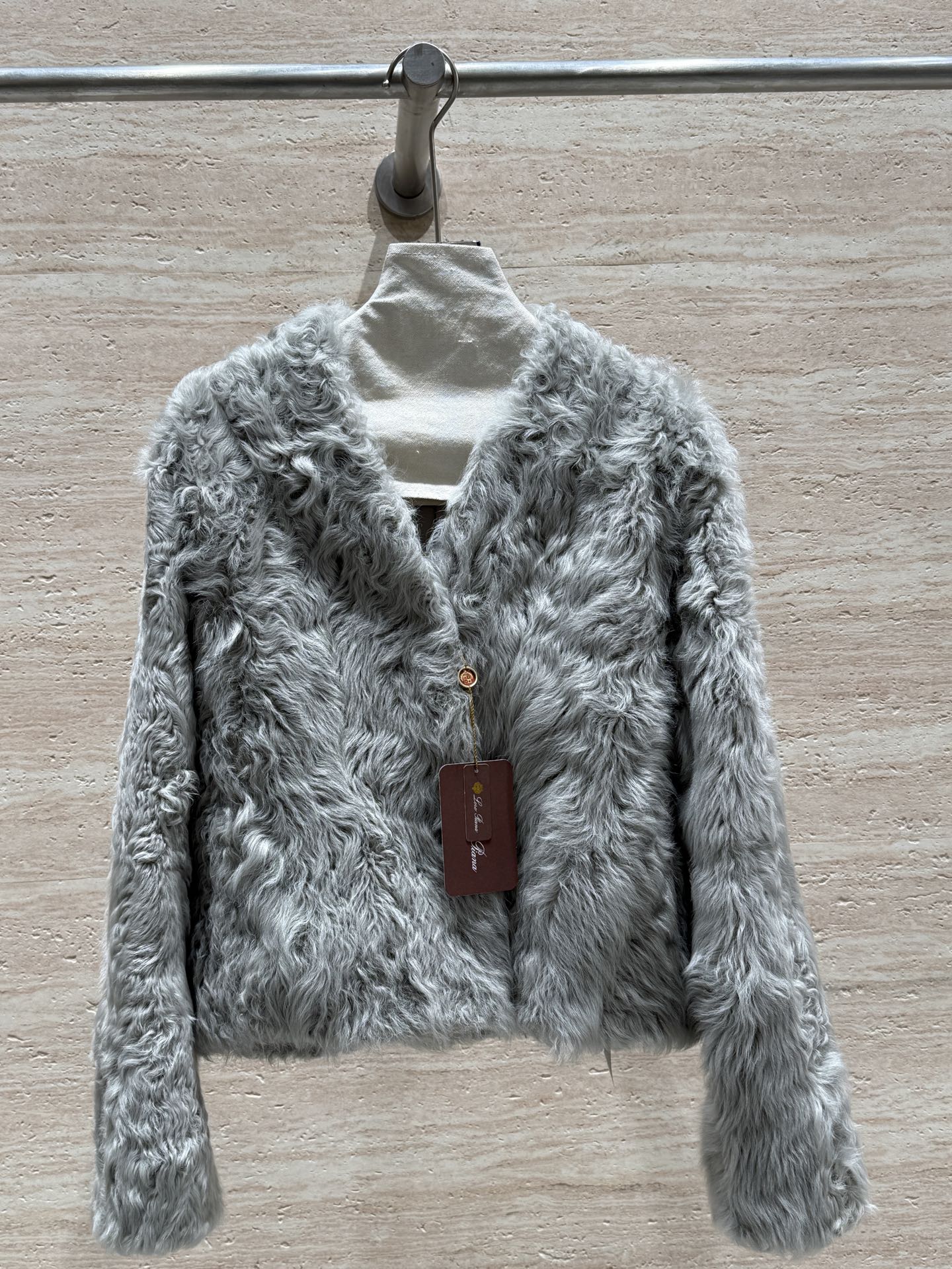 NO:677598,Loro Piana's new autumn and winter short coat of small Hu sheep, natural cashmere small sheep, is known as China's 'soft gold'. The wool is fine, silky and shiny, naturally curled and has a soft and waxy feel. The upper body is layered and slim. The hair flow of the small Hu sheep is naturally soft. Only by cutting and splicing along its direction can it present an unrepeatable sense of flow. Heavy luxury, you deserve it, women's clothing, loro piana, jackets & coats, gold,19860909Loro Piana秋冬新款小胡羊短外套,天然羊绒小胡羊,被称为中国的“软黄金”,毛质细腻丝滑有光泽,自然卷曲有着软糯的手感,上身有层次感又显瘦,小湖羊的毛流天然柔顺,唯有顺着它的走向裁剪与拼接,才能呈现无法复制的流动感.重磅轻奢,你值得拥有,女装,loro piana,jackets & coats,gold,,Women's clothing