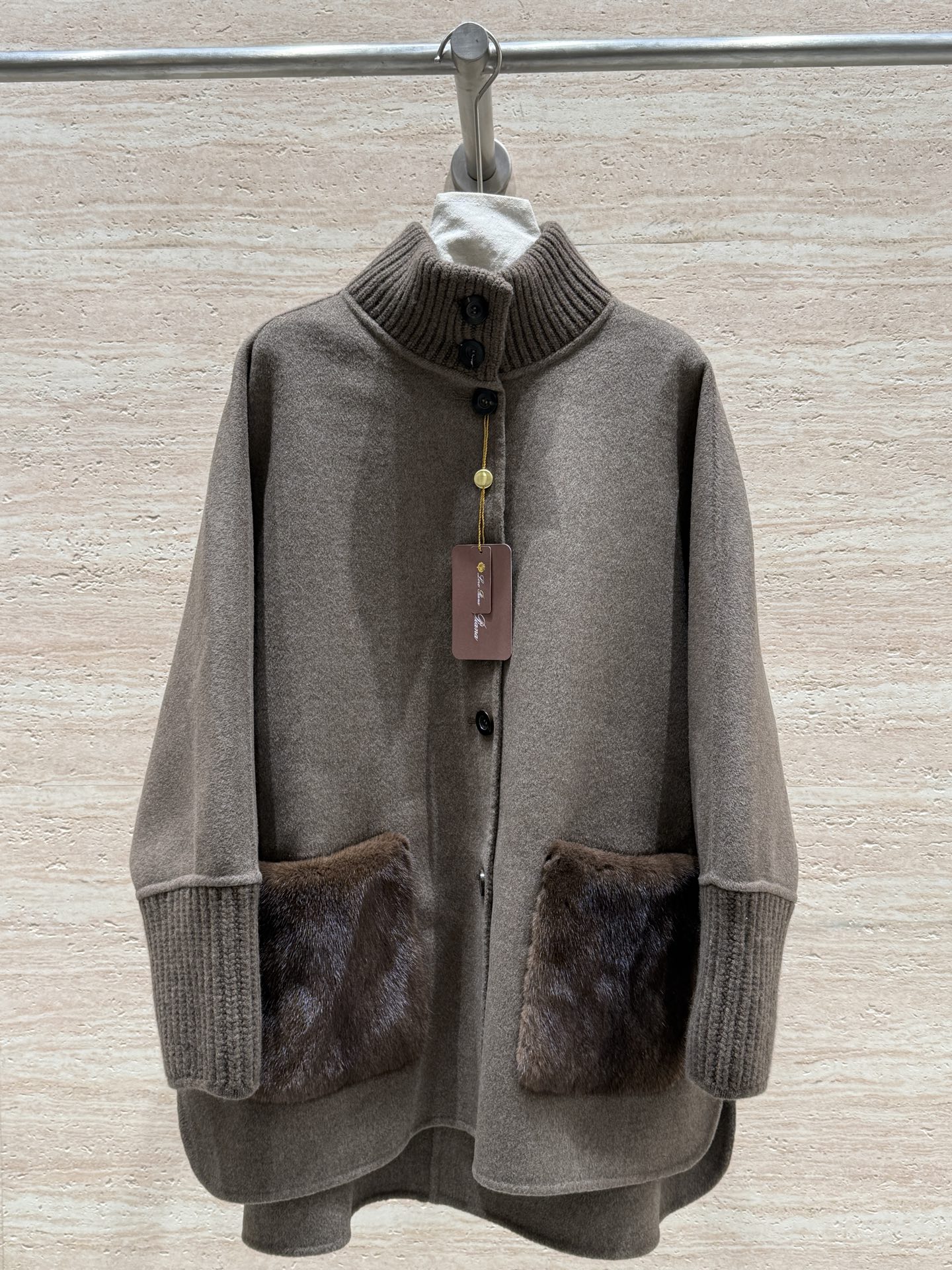 NO:677594,Loro Piana 2025 new autumn and winter old money style double-sided cashmere jacket. The pockets are made of 100% imported mink fur and double-sided cashmere. It is luxurious, high-end and low-key. The cloak-style version is tolerant, lazy and slim, and the exquisite design of the mid-length stand-up collar is full of elegance. Whoever wears it will look good. I really can’t put it down. It shows the word 'high-end' vividly. Men's clothing, loro piana, jackets & coats,19860909Loro Piana2025秋冬新款老钱风双面羊绒外套,口袋百分百进口水貂毛以及双面羊绒的材质,轻奢高级又低调,斗篷式的版型,包容性强,慵懒显瘦,中长款立领的精致设计,优雅风十足谁穿谁好看,真的爱不释手,把“高级”两个字展现得淋漓尽致,男装,loro piana,jackets & coats,,Women's clothing