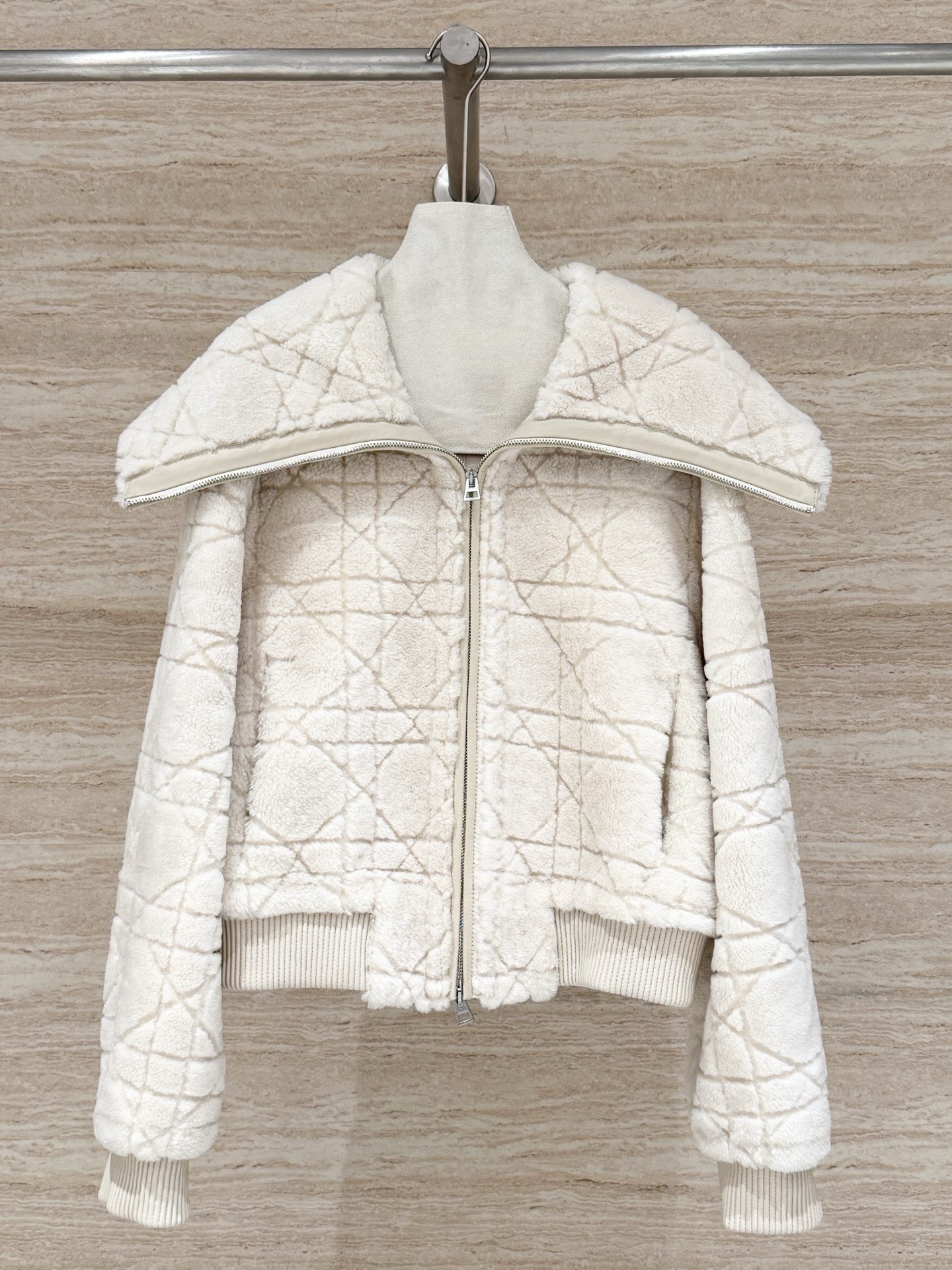 NO:677587,Dior 2025 AW millet grain navy collar fur one-piece coat, super soft merino fur imported from South Africa, fine and layered wool, hem cuffs closing design, windproof and warm, full of design sense, classic cannage design, gentle and atmospheric, just like Dior white moonlight, the navy collar is really cute and cute, so age-reducing  Size 36.38.40.42, Dior-clothing, dior, dior, jackets & coats,19860909Dior 2025 AW小米粒海军领皮毛一体外套,南非进口超软美利奴皮毛一体,毛质细腻有层次感,下摆袖口收口的设计,防风保暖,设计感满满,经典藤格纹的设计,温柔又有氛围感,简直就是Dior白月光,海军领真的是俏皮可爱,太减龄了 尺码36.38.40.42,迪奥-服装,dior,dior,jackets & coats,,Women's clothing