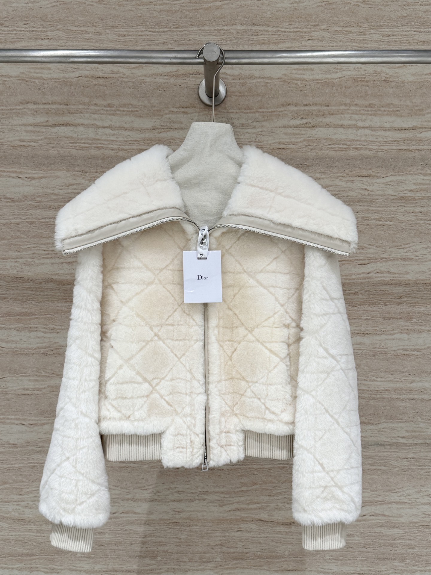 NO:677591,Dior 2025 AW millet grain navy collar fur all-in-one coat, super soft Norman wool fur one-piece imported from South Africa, the wool is fine and layered, the hem cuffs are closed, windproof and warm, full of design, the classic cannage design is gentle and atmospheric, it is like Dior white moonlight, the navy collar is really cute and cute, it makes you look younger.  Size 36.38.40.42, Dior-clothing, dior, dior, jackets & coats,19860909Dior 2025 AW小米粒海军领皮毛一体外套,南非进口超软诺曼羊毛皮毛一体,毛质细腻有层次感,下摆袖口收口的设计,防风保暖,设计感满满,经典藤格纹的设计,温柔又有氛围感,简直就是Dior白月光,海军领真的是俏皮可爱,太减龄了 尺码36.38.40.42,迪奥-服装,dior,dior,jackets & coats,,Women's clothing