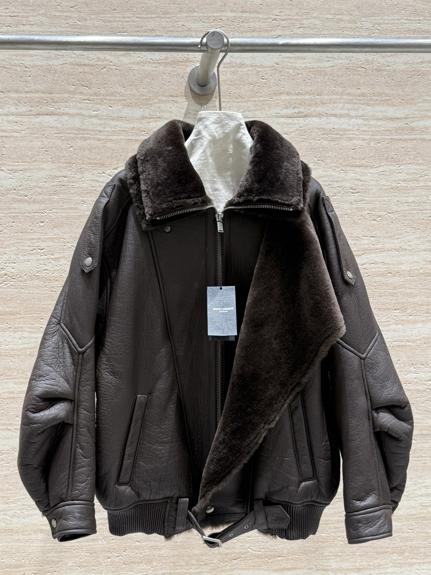 NO:677518,Saint L*urent 2025 new winter fur all-in-one motorcycle jacket, 100% imported sheepskin, fine and dense, soft but not collapsed, retro double-layer lapel design, cool and fashionable, with textured fabrics and precise structure, showing extraordinary taste, a must-have for going out, 100% return rate, visible elegance Size 36.38.40.42, Saint Laurent-Clothing, saint laurent, saint laurent, jackets &  coats, sheepskin,19860909Saint L*urent2025冬季新款皮毛一体机车外套,百分百进口绵羊皮,细腻绵密,软而不塌,复古双层翻领设计,酷飒时髦,以质感面料与精准结构,彰显非凡品味,出街必备,回头率百分百,看得见的贵气 尺码36.38.40.42,圣罗兰-服装,saint laurent,saint laurent,jackets & coats,sheepskin,,Women's clothing