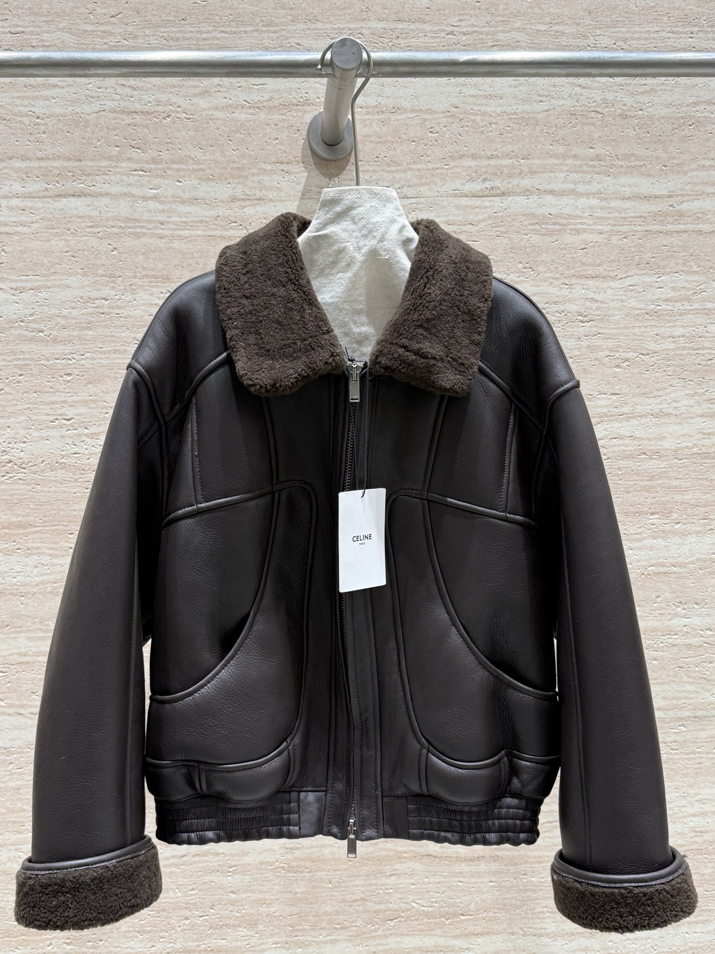 NO:677515,CELINE's new small lapel fur all-in-one jacket, 100% imported sheepskin, soft and delicate, skin-friendly and comfortable, with threaded hem design, good thermal insulation performance, loose fit, and strong tolerability. Details must be paid attention to, retro and versatile, a must-have for sweet and cool winter style, size 36.38.40.42, Celine-clothing, celine, celine, jackets & coats, sheepskin,19860909CELINE新款小翻领皮毛一体外套, 百分百进口绵羊皮,柔软细腻,亲肤舒适,下摆螺纹收口设计,保暖性能好,版型宽松,包容性强.细节控必入,复古又百搭,冬日甜酷风必不可少, 尺码36.38.40.42,赛琳-服装,celine,celine,jackets & coats,sheepskin,,Women's clothing