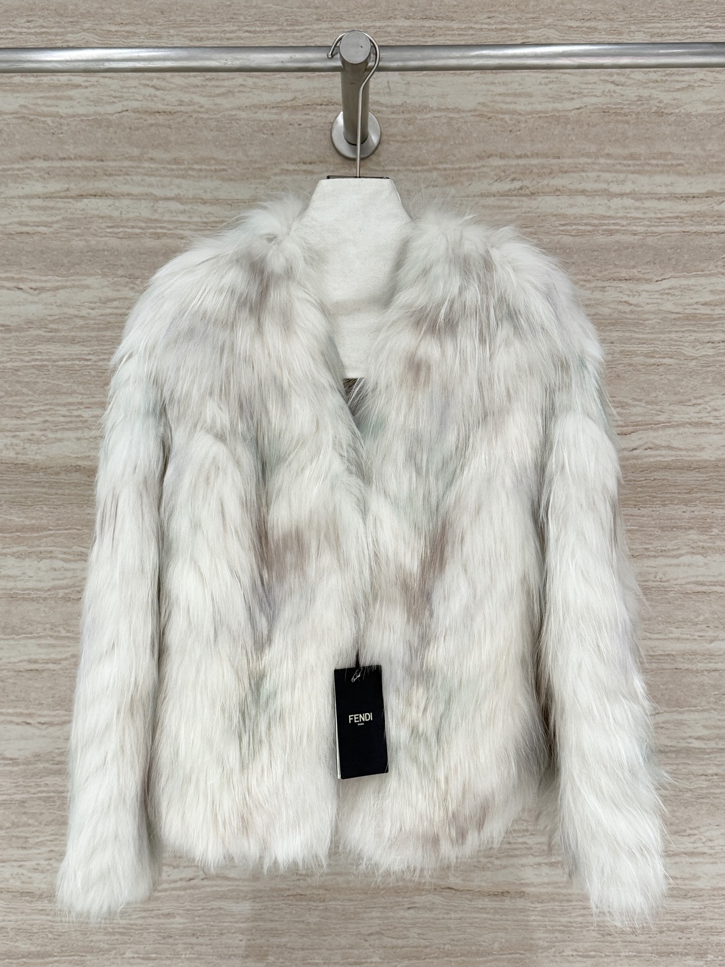 NO:677521,FENDI's new autumn and winter fox fur striped jacket is made of 100% fox fur imported from Finland. The exquisite highlight dyeing process gives the fur surface a new look, enriching the visual sense and layering. The interior is quilted, warm and fashionable. It adopts diagonal striping technology to make it slimmer and slimmer. The distance between the strips is close, no whiteboard is leaked, it is more advanced and noble, and it has a sense of atmosphere. Size 36.38.40.42, Fendi-clothing, fendi, fendi, jackets  & coats,19860909FENDI秋冬新款狐狸毛车条外套,百分百芬兰进口整皮狐狸毛开条,精湛的挑染工艺,让毛面焕然一新,视觉感跟层次感更加丰富内里夹棉,保暖又时尚,采用斜开条的工艺,更加显瘦显薄,车条之间距离紧密,不漏白板,更加高级显贵,氛围感神器 尺码36.38.40.42,芬迪-服装,fendi,fendi,jackets & coats,,Women's clothing