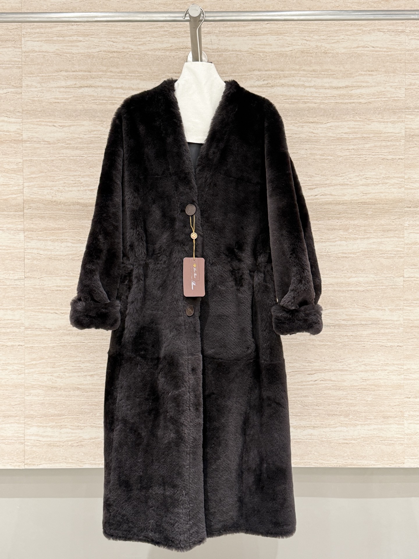 NO:677582,Loro Piana's new autumn and winter fur all-in-one coat, 100% imported Luoshui wool and fur, with fine and soft wool, full of atmosphere, a large V-neck with an inner drawstring design, which modifies the neck line, can be casual and simple, but also elegant and elegant, saying goodbye to heavy weight, high-end style and no burden, it is so versatile, it can calmly cope with cold waves in deep winter, and the heating performance can be called an 'automatic heater'  Size 36.38.40.42, women's clothing, loro piana,19860909Loro Piana秋冬新款皮毛一体大衣,百分百进口洛水羊毛皮毛一体,毛质细腻软糯,氛围感十足,大V领搭配内里抽绳的设计,修饰颈部线条,可休闲简洁,可气质有腔调,告别厚重,造型高级又无负担,简直是太百搭了,深冬寒潮也能从容应对,索温性能堪称“自动暖炉” 尺码36.38.40.42,女装,loro piana,,Women's clothing