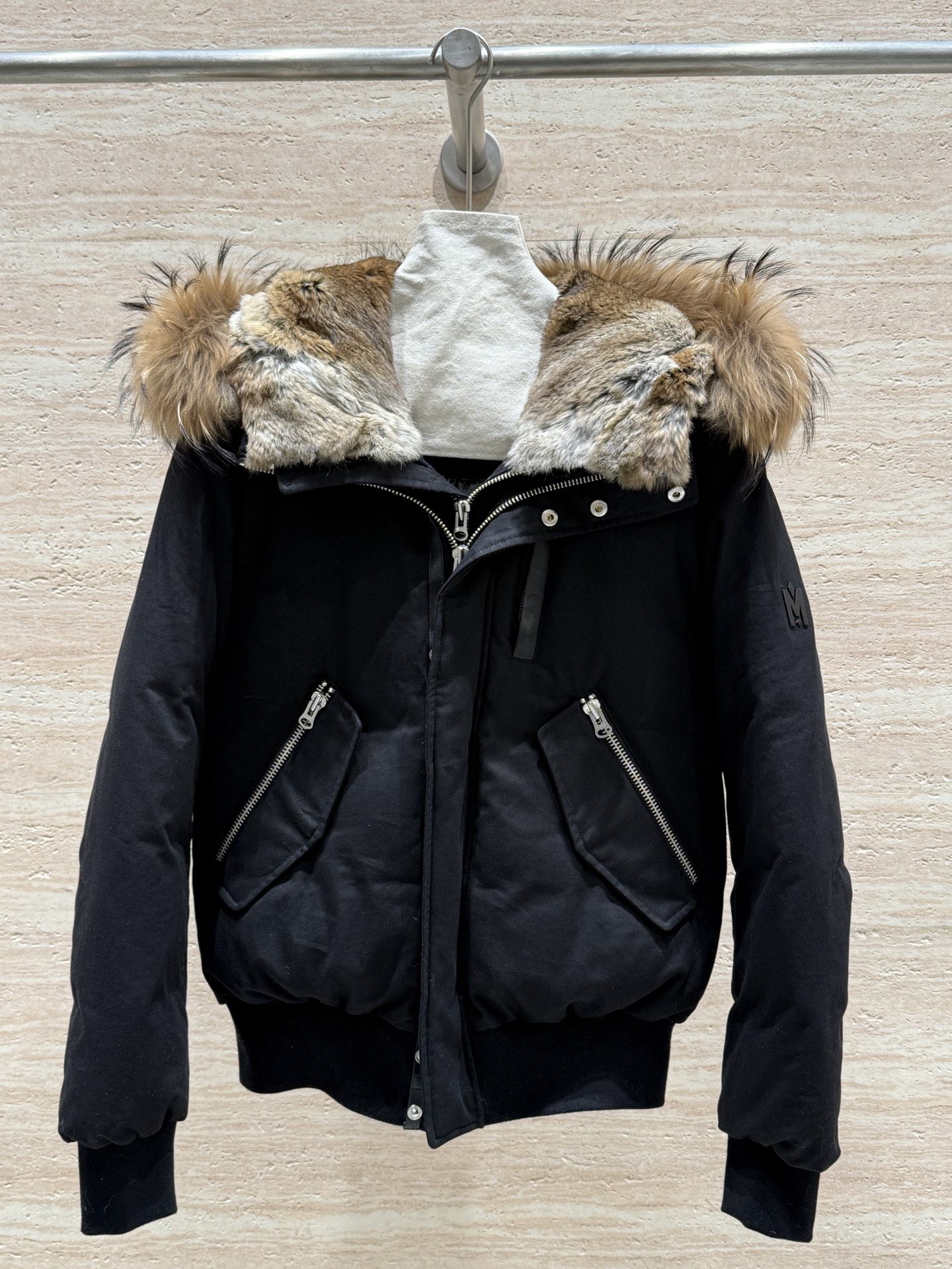 NO:677580,MACKAGE's new autumn and winter detachable parka hooded down jacket has a zippered double collar design with rich details and a fashionable workwear style. The detachable fur inner collar adds a sense of luxury to the simple look. The interior is filled with 90 white goose down, which is warm and fluffy. The hood is made of interfaced rabbit fur and raccoon fur, which has a layered and high-end feel. The collar has a detachable lined hood, a leather-trimmed zipper placket, and zipper pockets on both sides to increase warmth. This winter, it is really warm and fashionable.  Size 36.38.40.42, women's clothing, down jacket, hats,19860909MACKAGE秋冬新款拆卸派克连帽羽绒服,拉链双领设计丰富细节,工装风格时尚有型,可拆卸皮毛内领为简约造型增加奢华感,内里填充90白鹅绒,保暖蓬松,帽子采用接口兔毛和貉子毛,层次感高级感拉满,领口可拆卸内衬连帽,门襟皮革嵌边拉链开襟,两侧拉链口袋,增加保暖性,这个冬天真的保暖时尚度拿捏了 尺码36.38.40.42,女装,down jacket,hats,,Women's clothing