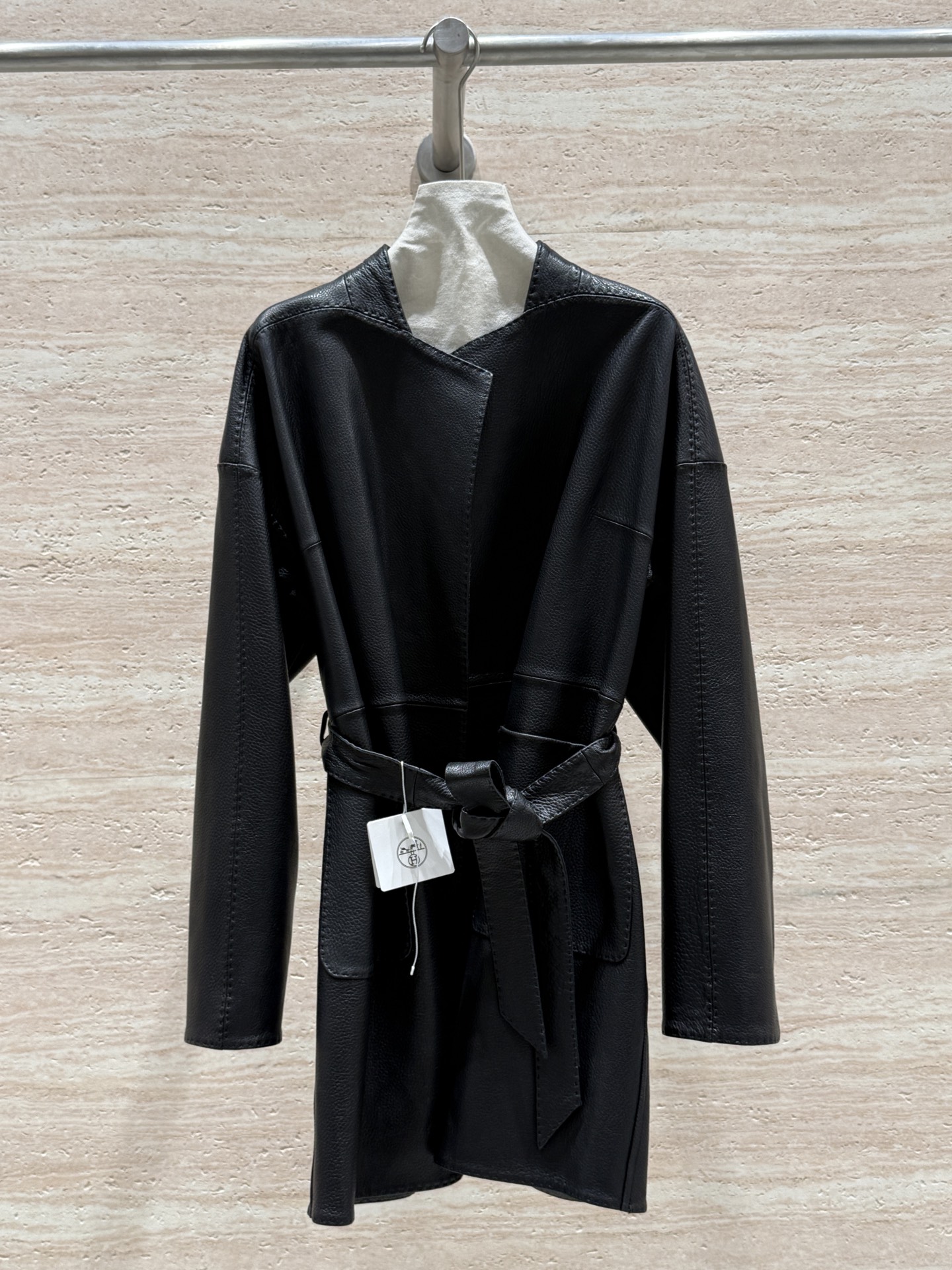 NO:689125,HERMS' new mid-length classic leather jacket, 100% imported goatskin pebbled leather surface, with stronger texture details, plump and elastic feel, fine pores and drape, soft, wide and tough texture, good breathability, clear and visible leather texture, wool lining, warm and comfortable to wear next to the body, smooth and refined wiring, exquisite craftsmanship details, elegant and generous, full of relaxation  Size: 36.38.40.42,Hermes-clothing,hermes,hermes,jackets & coats,leather jacket,sheepskin,19860909HERMS新款中长款经典皮衣外套,百分百进口山羊皮荔枝纹皮面,细节纹理感更强,手感丰满有弹性,毛孔细腻自带垂感,质地柔软挺阔有韧性,透气性佳,皮纹清晰可观,羊毛内里,贴身穿保暖舒适,走线平整精致,工艺细节考究,优雅大方松弛感拉满 尺码:36.38.40.42,爱马仕-服装,hermes,hermes,jackets & coats,leather jacket,sheepskin,,Women's clothing