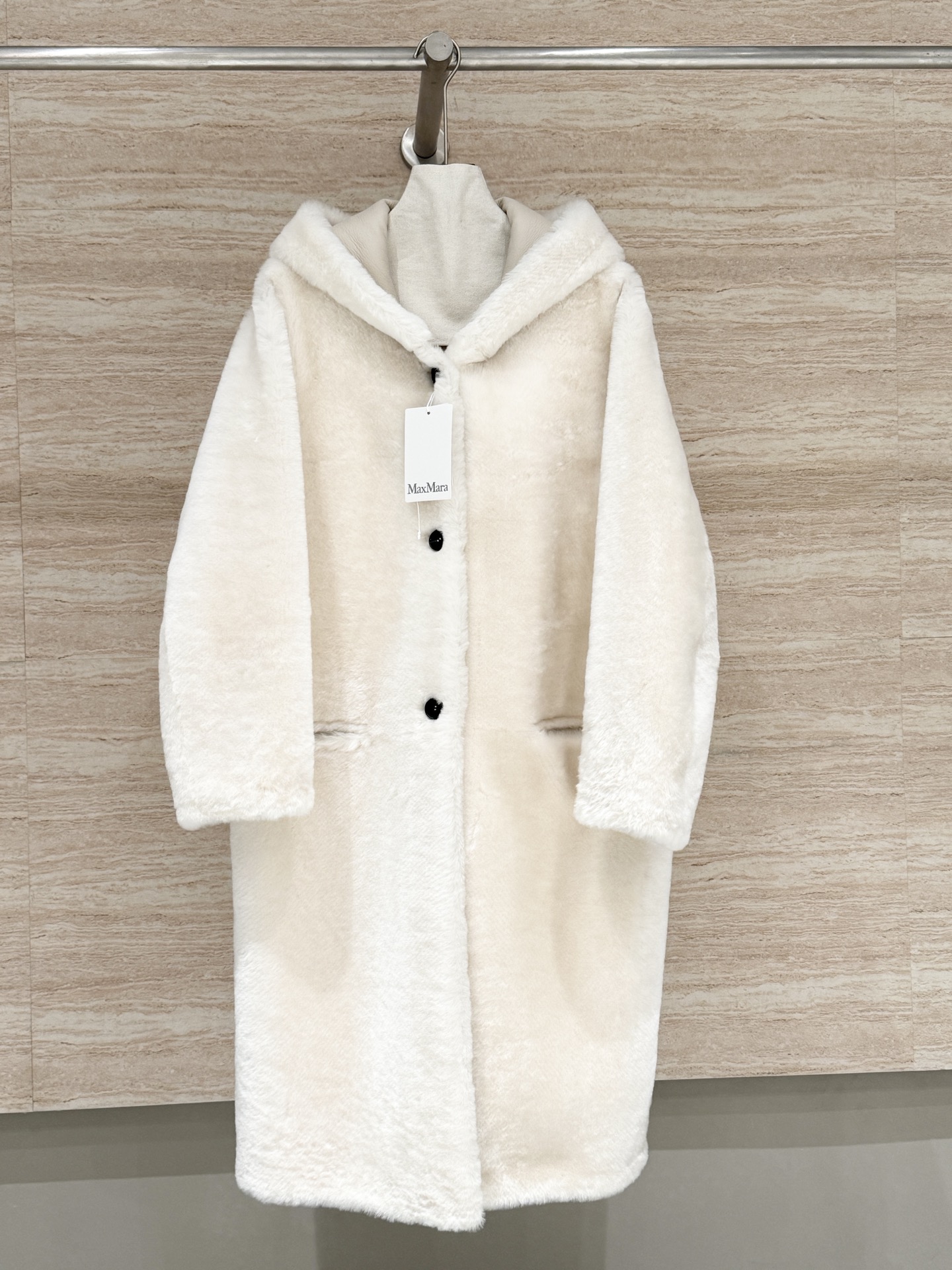 NO:689437,MaxMara's new autumn and winter hooded fur all-in-one coat, 100% imported Norman wool, the fur is soft and thick, windproof, warm and atmospheric, the super loose version is casual and atmospheric, quite wide and stylish, the length is moderate, easy for small and tall people to control, the upper body is noble and slim, it is really essential in winter, size 36.38.40.42, MaxMara-clothing, hats,19860909MaxMara秋冬新款连帽皮毛一体大衣,百分百进口诺曼羊毛,毛毛软糯厚实,防风保暖又有氛围感,超宽松的版型休闲又有氛围感,挺阔有型,长度适中,小个子高个子轻松驾驭,上身显贵显瘦,冬天真的是必不可少, 尺码36.38.40.42,麦丝玛拉-服装,hats,,Women's clothing