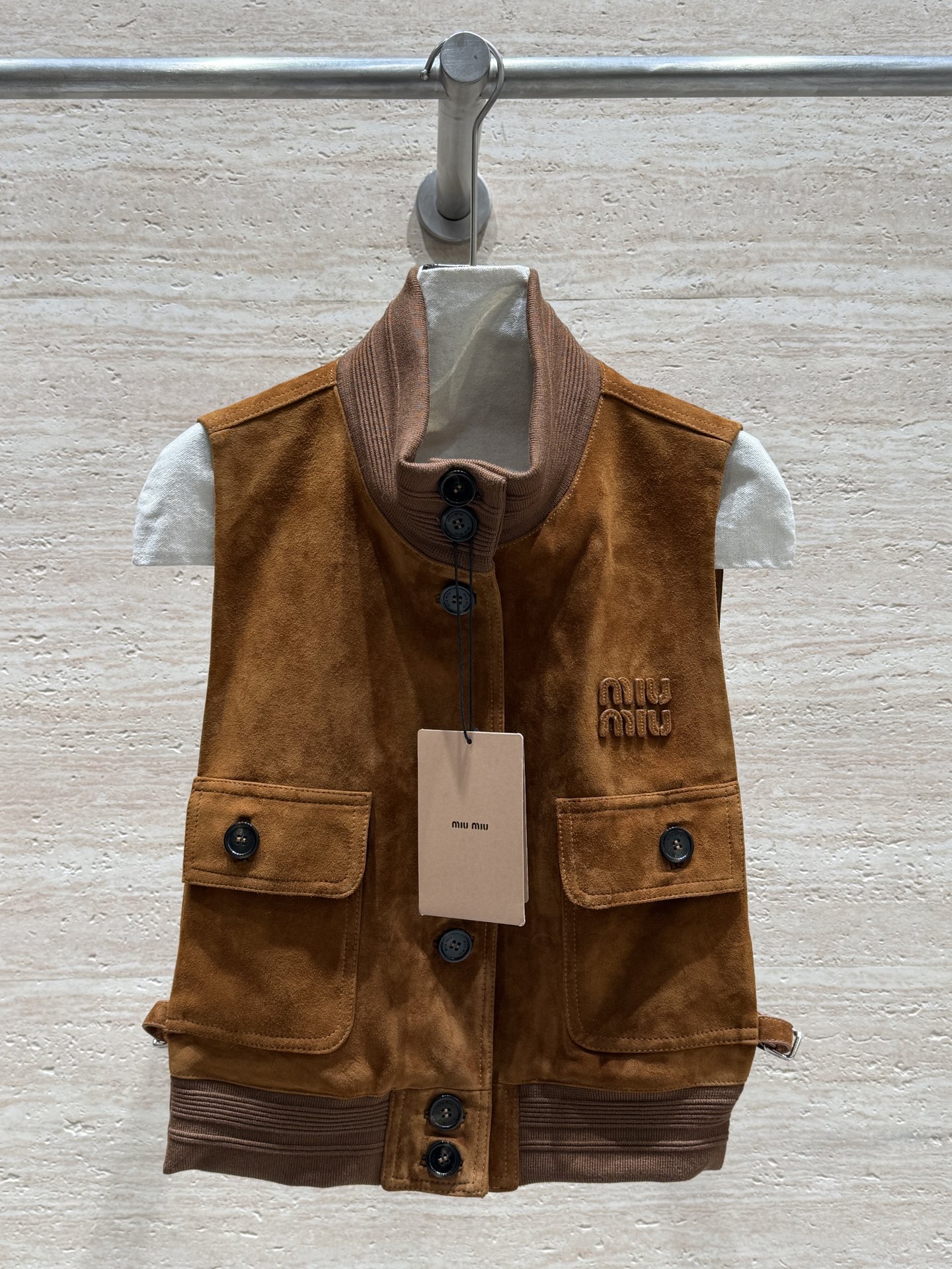 NO:689674,Miumiu AW is a must-have vest for spring and autumn!  The leather is awesome. Goat leather suede jacket imported from Kenya, the upper body is super thin and slimming, and the whole body is customized with logo metal accessories!  The details and texture are perfect, a must-have for fashionistas, you just can’t put it down!  A must-have fashion item for fall and winter!  Fashionable, warm and sophisticated. Size 36.38.40.42, Miumiu-clothing, miumiu, jackets & coats, sheepskin,19860909Miumiu AW春秋必备马甲！皮质超赞肯尼亚进口山羊皮绒面外套,上身超显薄显瘦,全身定制logo金属配饰！细节质感满分,时尚达人必备,简直爱不释手！秋冬必备时尚单品！时尚保暖又精致 尺码36.38.40.42,缪缪-服装,miumiu,jackets & coats,sheepskin,,Women's clothing