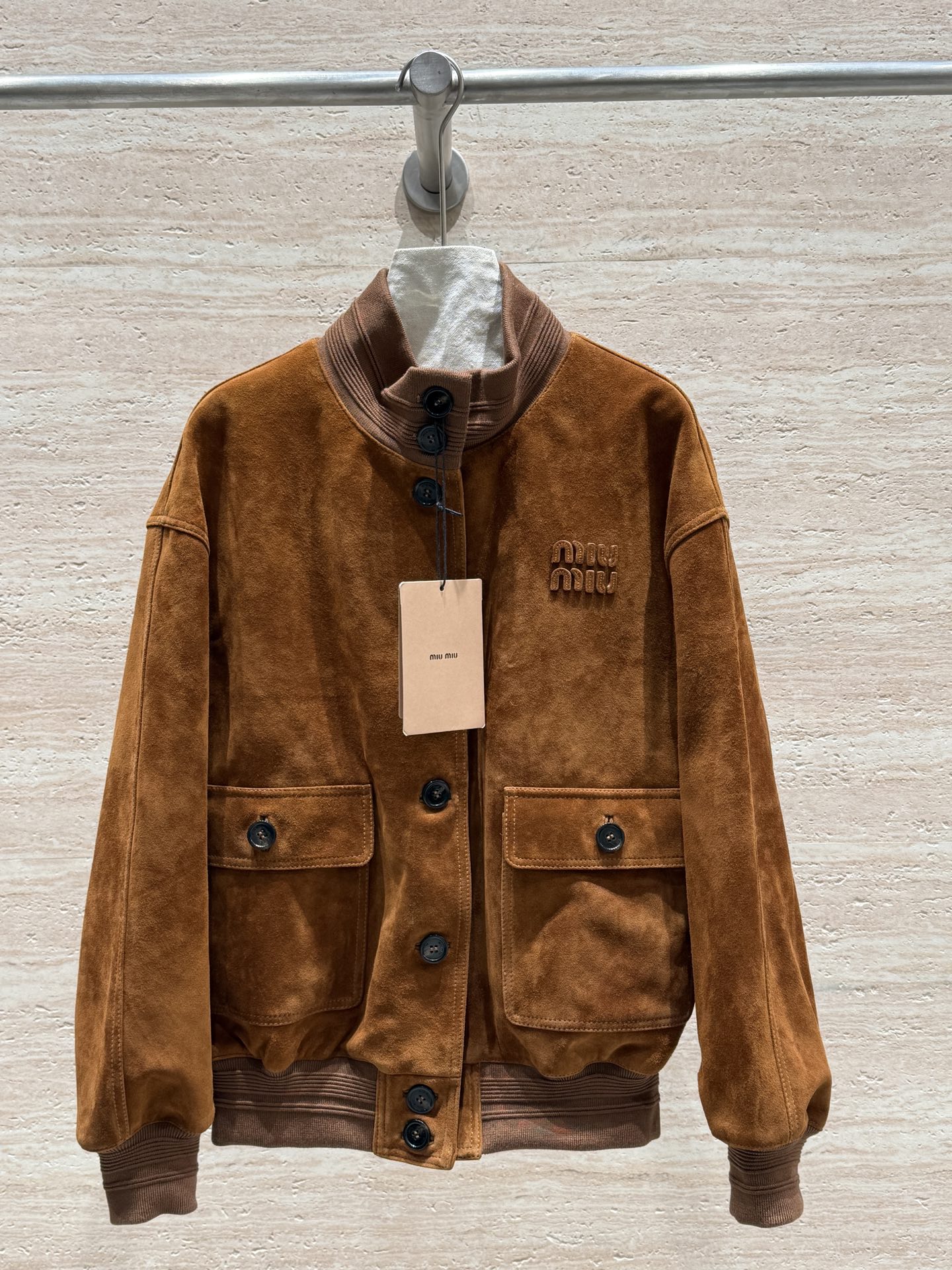 NO:689676,Miumiu 2025 AW new spring and autumn suede casual jacket!  The leather is awesome, goatskin suede imported from Kenya, the upper body is super thin and slimming, and the whole body has customized logo buttons!  The details and texture are perfect, and the cuffs and hem are threaded!  Warm and layered!  A must-have for fashionistas, you just can’t put it down!  Super age-reducing!  Let’s be Miu darlings together. Size 36.38.40.42, Miu Miu-clothing, miumiu, jackets & coats, sheepskin,19860909Miumiu 2025 AW春秋新款反绒休闲外套！皮质超赞肯尼亚进口山羊皮绒面、上身超显薄显瘦,全身定制logo扣子！细节质感满分,袖口下摆螺纹收口！保暖又有层次感！时尚达人必备,简直爱不释手！超减龄的！一起做Miu系宠儿吧 尺码36.38.40.42,缪缪-服装,miumiu,jackets & coats,sheepskin,,Women's clothing