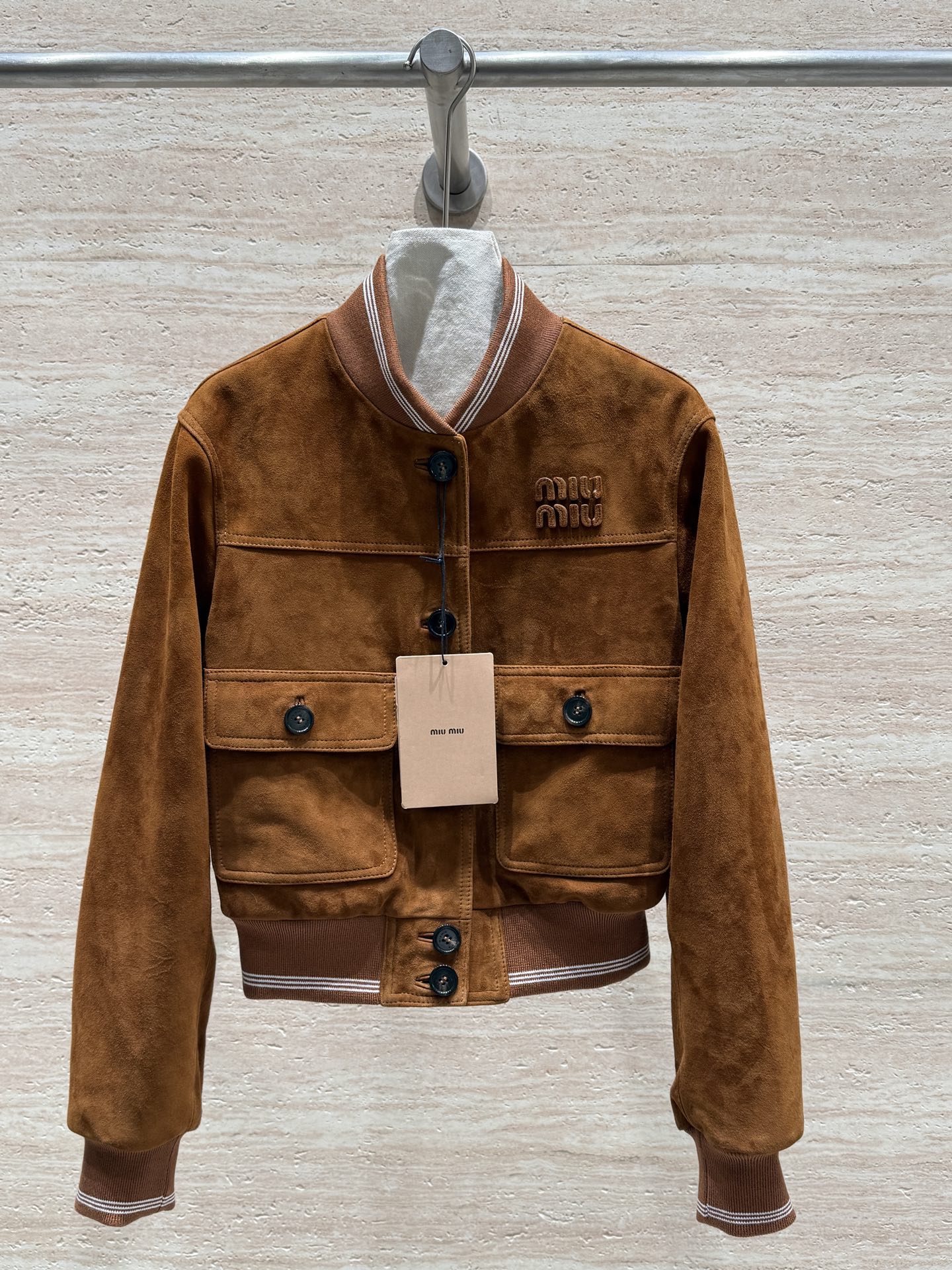 NO:689678,Miumiu 2025 AW spring and autumn new suede casual short jacket!  The leather is awesome, goatskin suede imported from Kenya, the upper body is super thin and slimming, and the whole body has customized logo buttons!  The details and texture are perfect, and the cuffs and hem are threaded!  Warm and layered!  A must-have for fashionistas, you just can’t put it down!  Super age-reducing!  Let’s be Miu darlings together. Size 36.38.40.42, Miu Miu-clothing, miumiu, jackets & coats, sheepskin,19860909Miumiu 2025 AW春秋新款反绒休闲短外套！皮质超赞肯尼亚进口山羊皮绒面、上身超显薄显瘦,全身定制logo扣子！细节质感满分,袖口下摆螺纹收口！保暖又有层次感！时尚达人必备,简直爱不释手！超减龄的！一起做Miu系宠儿吧 尺码36.38.40.42,缪缪-服装,miumiu,jackets & coats,sheepskin,,Women's clothing