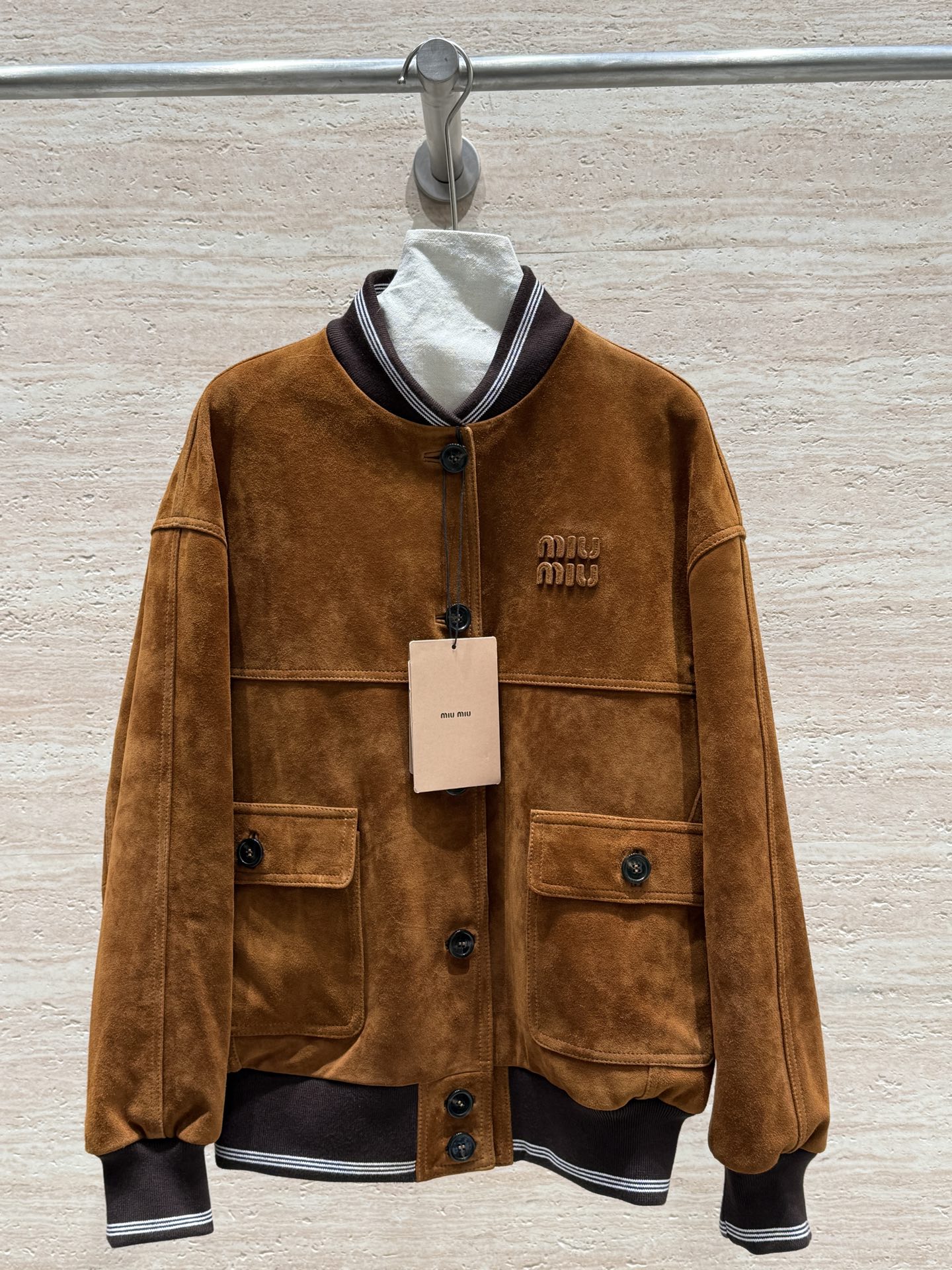 NO:702387,Miumiu 2025 AW new spring and autumn suede casual jacket!  The leather is awesome, goatskin suede imported from Kenya, the upper body is super thin and slimming, and the whole body has customized logo buttons!  The details and texture are perfect, and the cuffs and hem are closed with color matching threads!  Warm and layered!  A must-have for fashionistas, you just can’t put it down!  Super age-reducing!  Let’s be Miu darlings together. Size 36.38.40.42, Miu Miu-clothing, miumiu, jackets & coats, sheepskin,19860909Miumiu 2025 AW春秋新款反绒休闲外套！皮质超赞肯尼亚进口山羊皮绒面、上身超显薄显瘦,全身定制logo扣子！细节质感满分,袖口下摆拼色螺纹收口！保暖又有层次感！时尚达人必备,简直爱不释手！超减龄的！一起做Miu系宠儿吧 尺码36.38.40.42,缪缪-服装,miumiu,jackets & coats,sheepskin,,Women's clothing