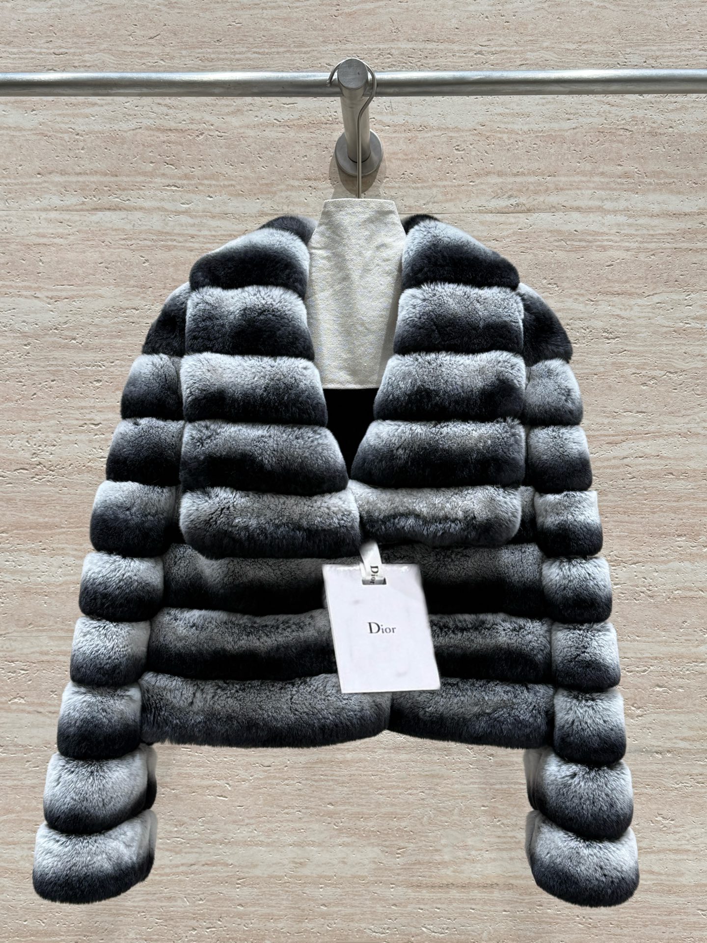 NO:702391,Dior's new autumn and winter 'My Neighbor Totoro' series horizontally-pocketed leather large lapel fur coat, 100% imported purple and blue rex rabbit, feels soft and smooth, rich and bright, non-dyed, purely natural color, more natural and layered, the upper body is more flexible and energetic, luxurious and rich, classic and versatile style, easy to control various outfits, breaking the 'stereotype' of fur being bloated, it is a must-have item  Size 36.38.40.42, Dior-clothing, dior, dior, jackets & coats,19860909Dior秋冬新款“龙猫”系列横排夹革大翻领皮草外套,百分百进口青紫蓝獭兔,手感软糯顺滑,丰润明亮,非染色,纯天然的颜色,更自然层次感很强,上身更灵动有活力,奢华富贵,经典百搭的款式,轻松驾驭各种穿搭,打破皮草显臃肿的“刻板”印象,必备单品没有之一 尺码36.38.40.42,迪奥-服装,dior,dior,jackets & coats,,Women's clothing