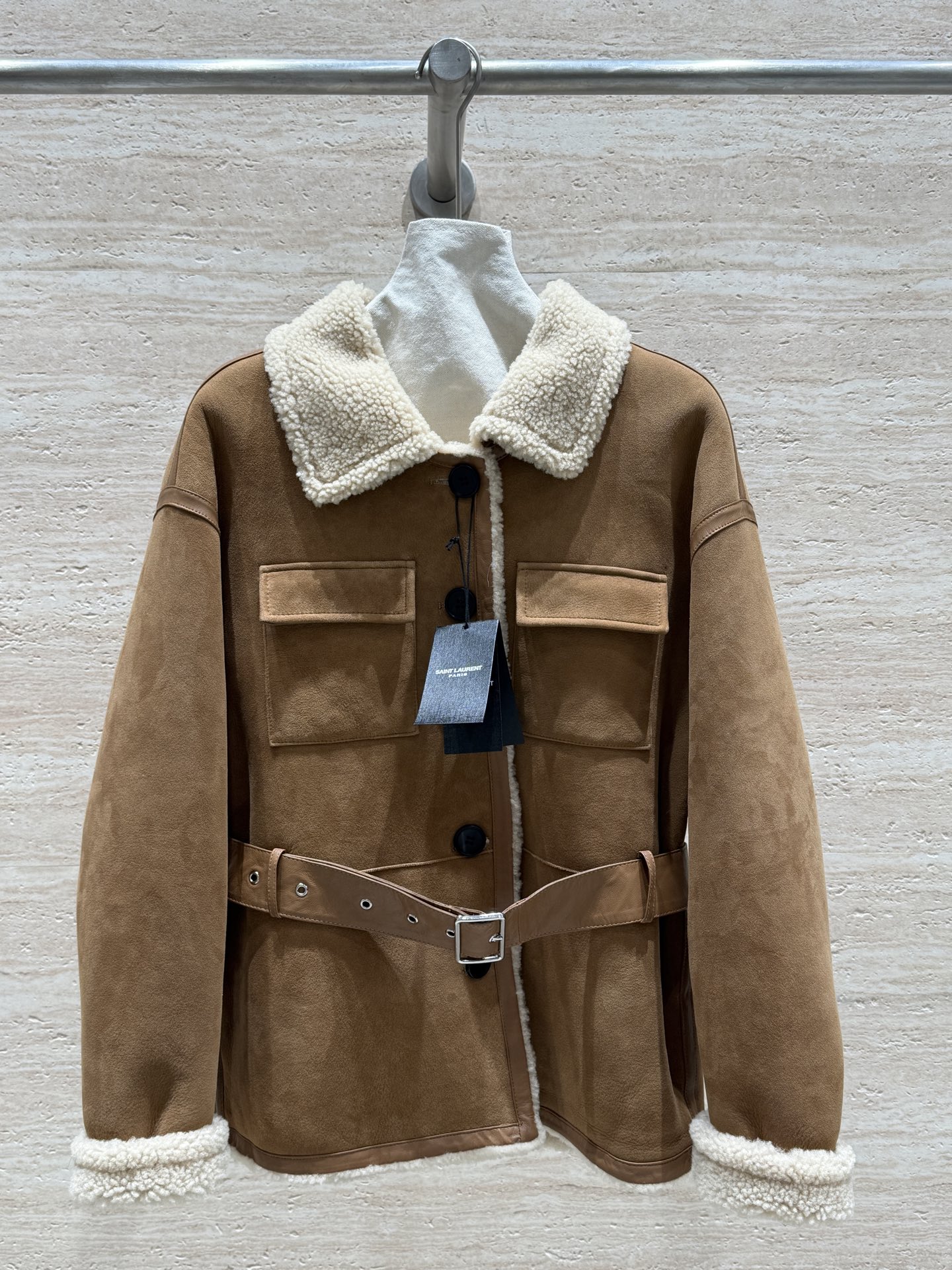 NO:702376,Yves Saint Laurent's new autumn and winter fur all-in-one jacket, 100% imported German leather anti-suede, the leather surface is delicate and textured, the small lapel design greatly shows the proportion of the head and body, and the belt design makes the upper body super elegant and feminine. The leather frame on the body is practical and layered. The wool lining is thick and soft, skin-friendly and comfortable, and there is really no blind spot at 365 degrees. Size: 36.38.40.42, Yves Saint Laurent-clothing, saint  laurent,saint laurent,jackets & coats,19860909Yves Saint Laurent秋冬新款皮毛一体外套,百分百进口德皮反绒面,皮面细腻有质感,小翻领的设计超显头身比例,搭配腰带的设计,上身超有气质,女人味十足,身上真皮边框实用又有层次感,内里羊毛厚实柔软,亲肤舒适,真的三百六十五度没死角 尺码:36.38.40.42,圣罗兰-服装,saint laurent,saint laurent,jackets & coats,,Women's clothing